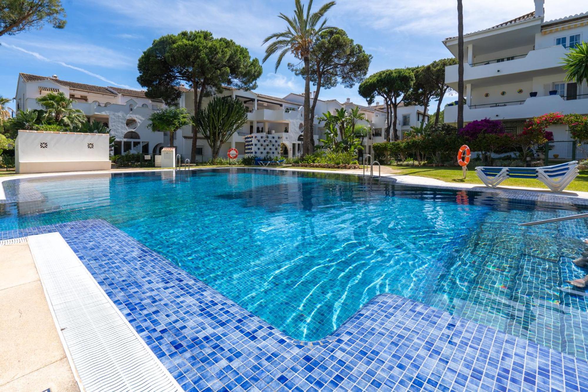 Elegant Marbella Apartment, 5-pool Oasis, Sunlit Terrace, Garage * Estepona