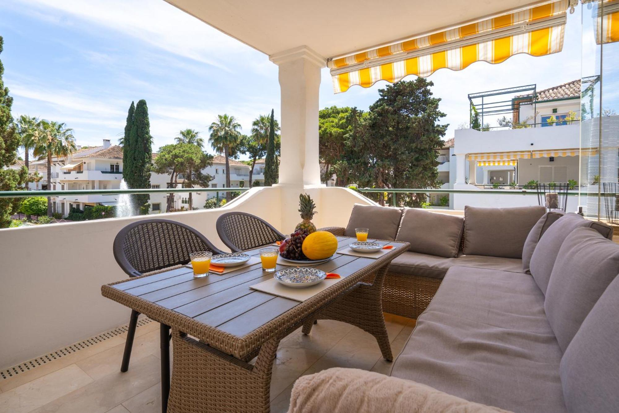 Elegant Marbella Apartment, 5-pool Oasis, Sunlit Terrace, Garage Appartement Estepona
