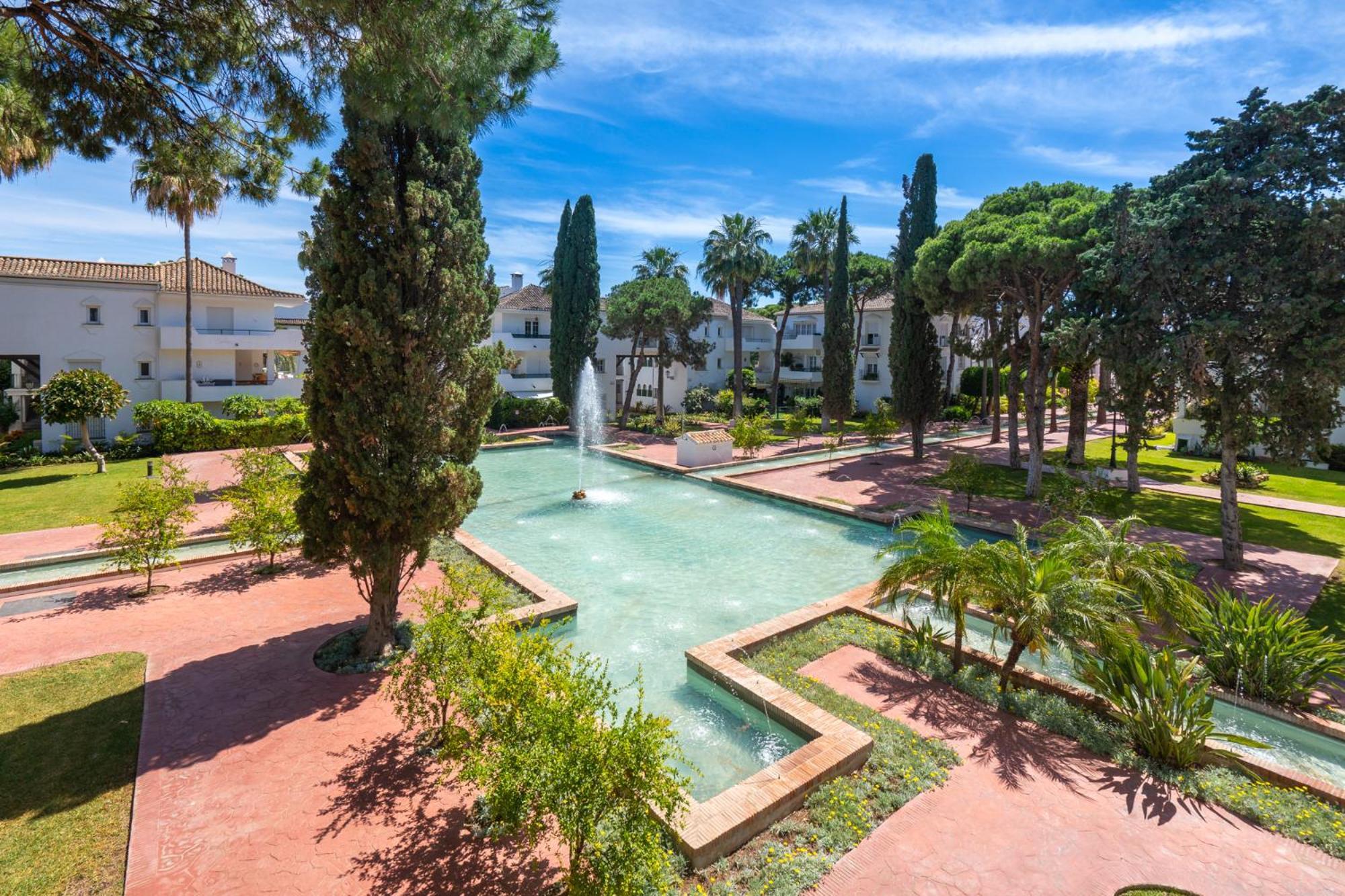 Elegant Marbella Apartment, 5-pool Oasis, Sunlit Terrace, Garage Appartement