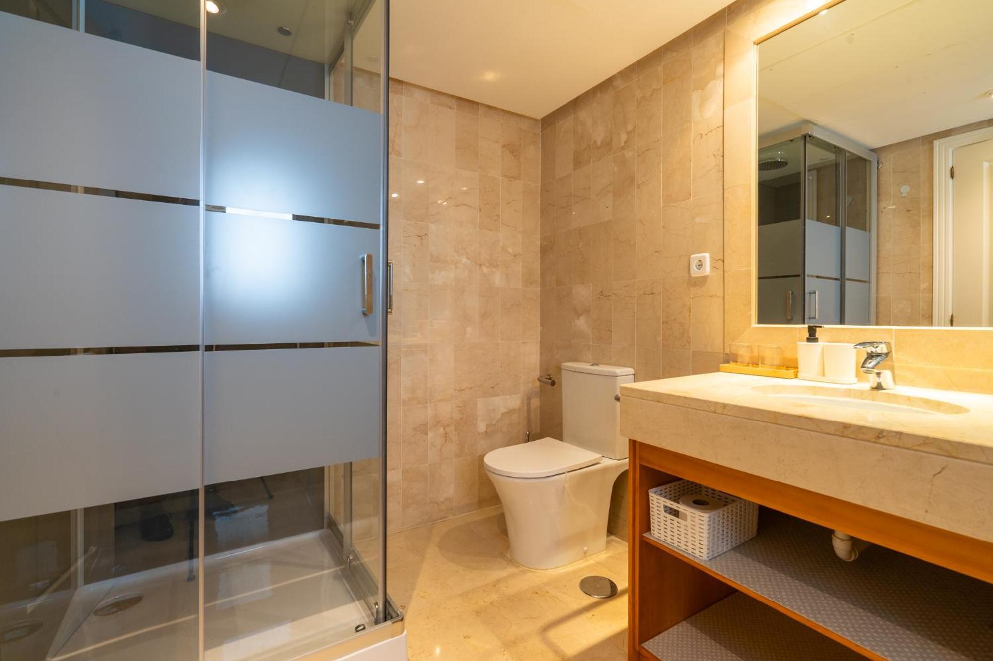 Elegant Marbella Apartment, 5-pool Oasis, Sunlit Terrace, Garage Appartement *