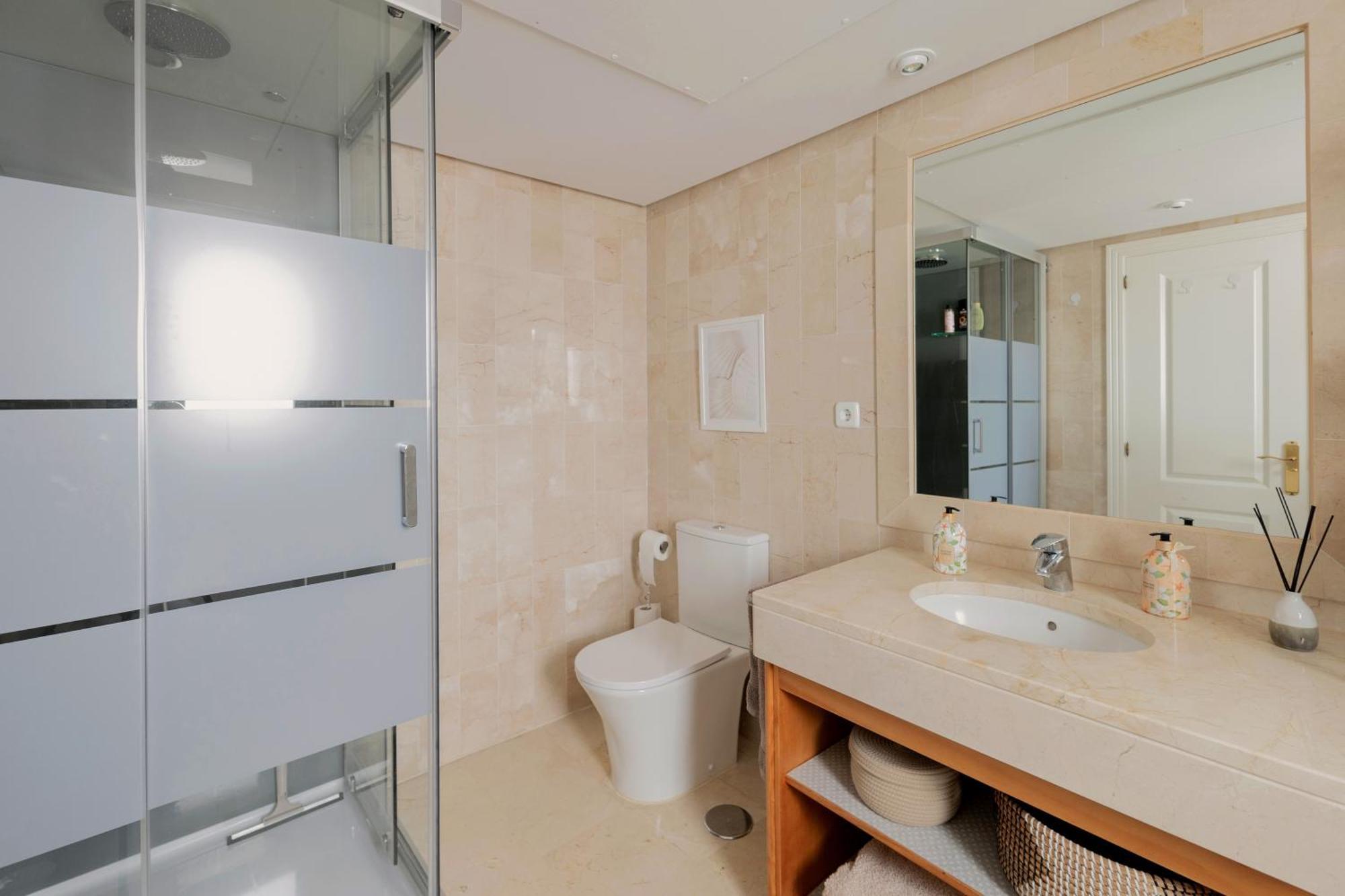 Appartement Elegant Marbella Apartment, 5-pool Oasis, Sunlit Terrace, Garage
