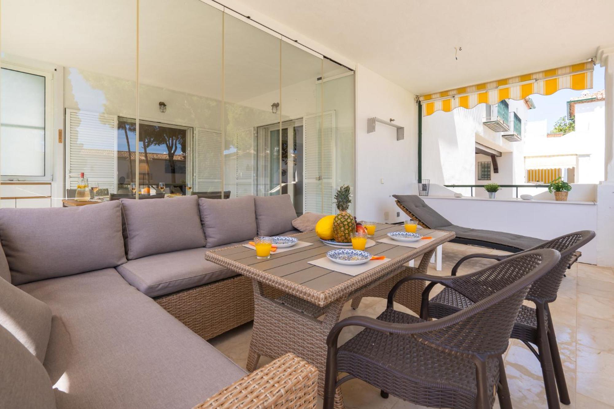 Elegant Marbella Apartment, 5-pool Oasis, Sunlit Terrace, Garage Appartement *