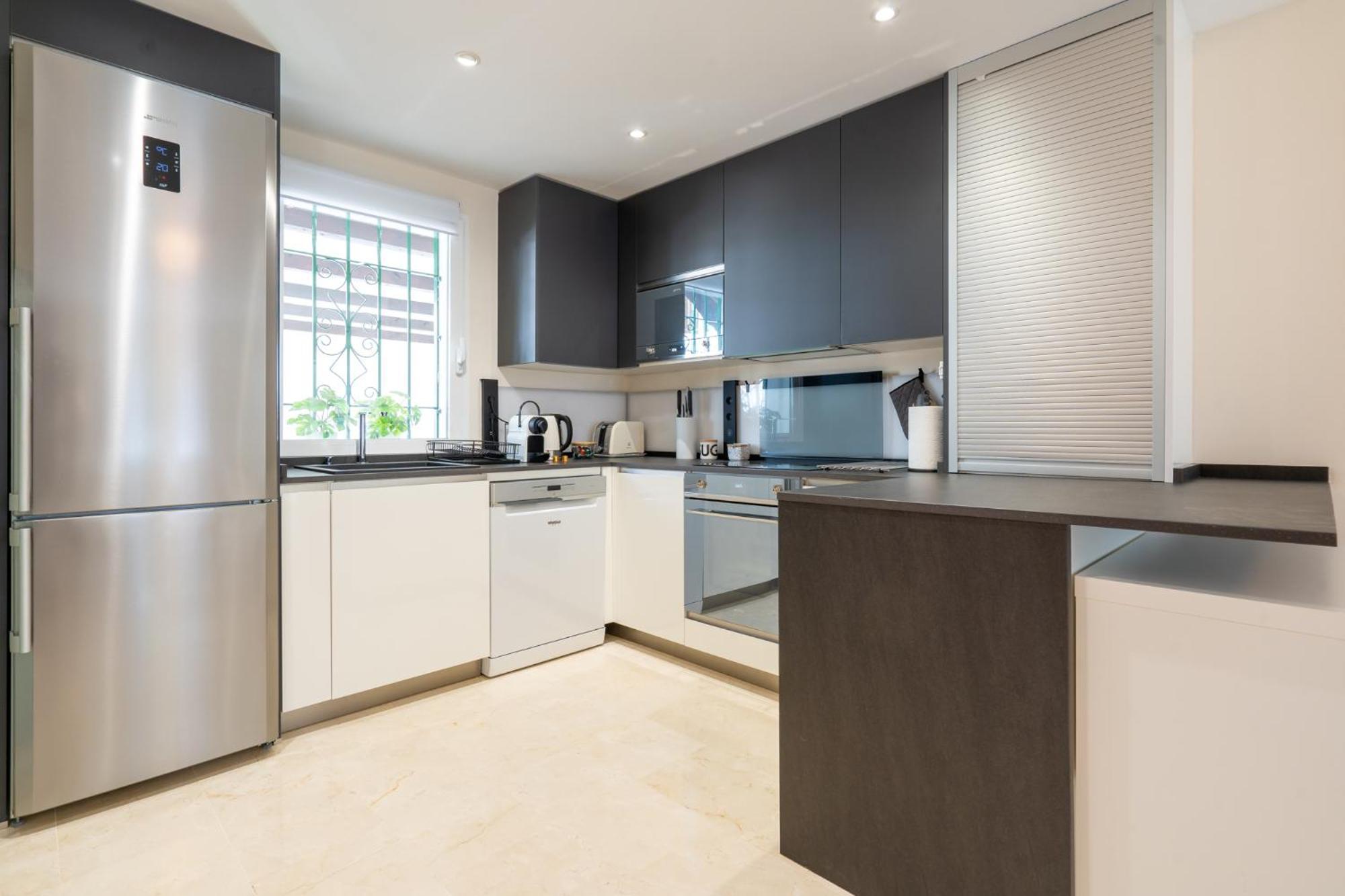 Appartement Elegant Marbella Apartment, 5-pool Oasis, Sunlit Terrace, Garage Estepona