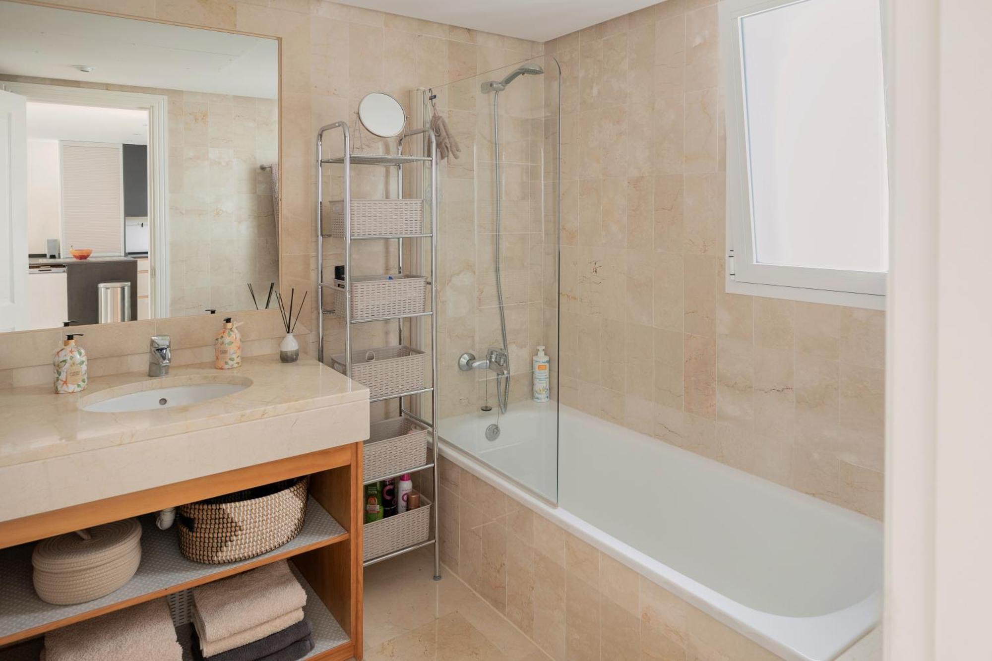 Elegant Marbella Apartment, 5-pool Oasis, Sunlit Terrace, Garage * Estepona