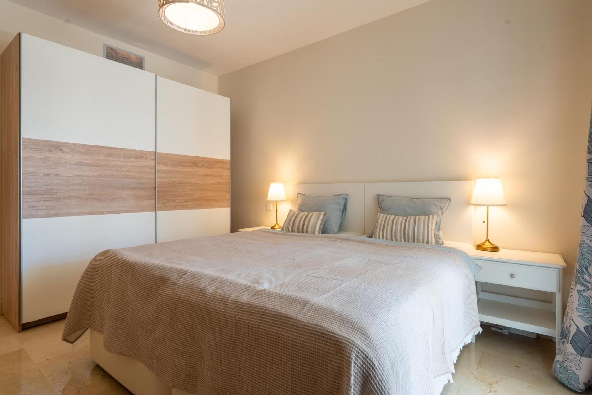 Elegant Marbella Apartment, 5-pool Oasis, Sunlit Terrace, Garage