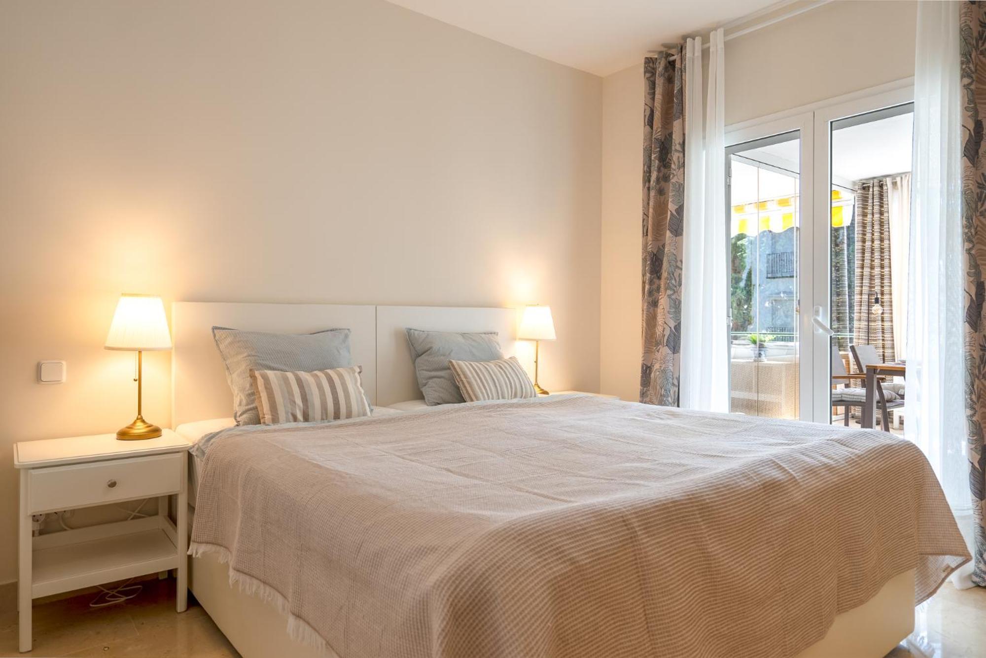 Elegant Marbella Apartment, 5-pool Oasis, Sunlit Terrace, Garage Appartement Estepona