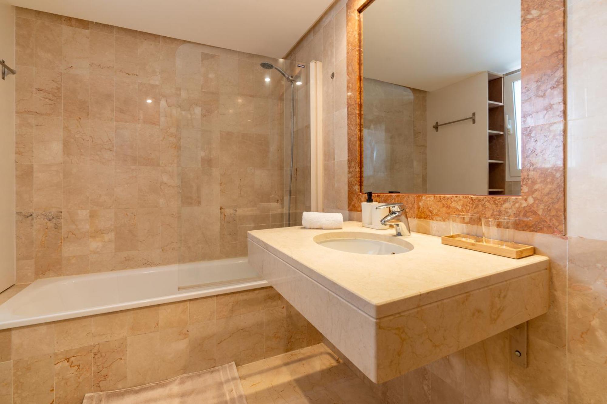 Elegant Marbella Apartment, 5-pool Oasis, Sunlit Terrace, Garage Estepona