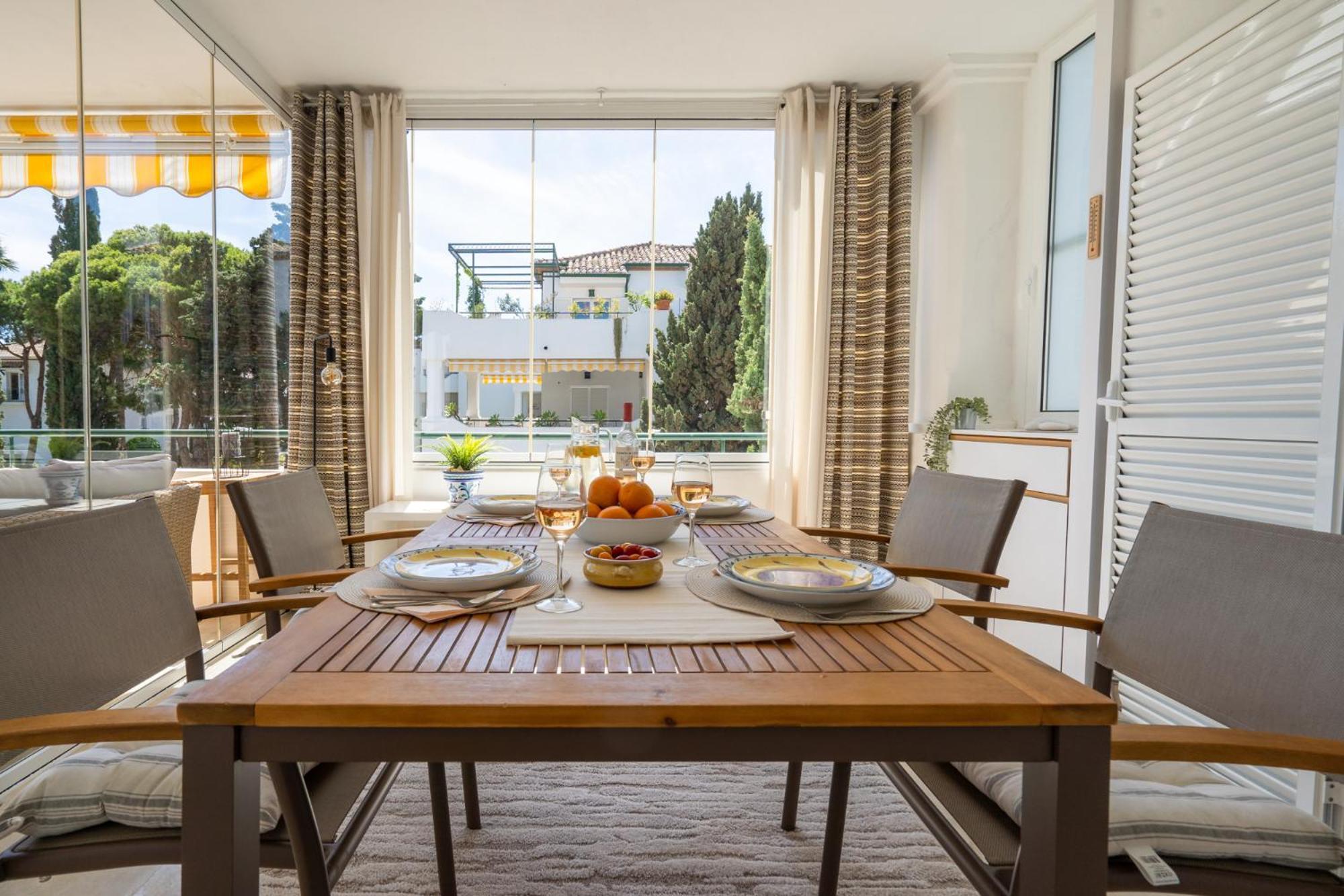 Appartement Elegant Marbella Apartment, 5-pool Oasis, Sunlit Terrace, Garage *