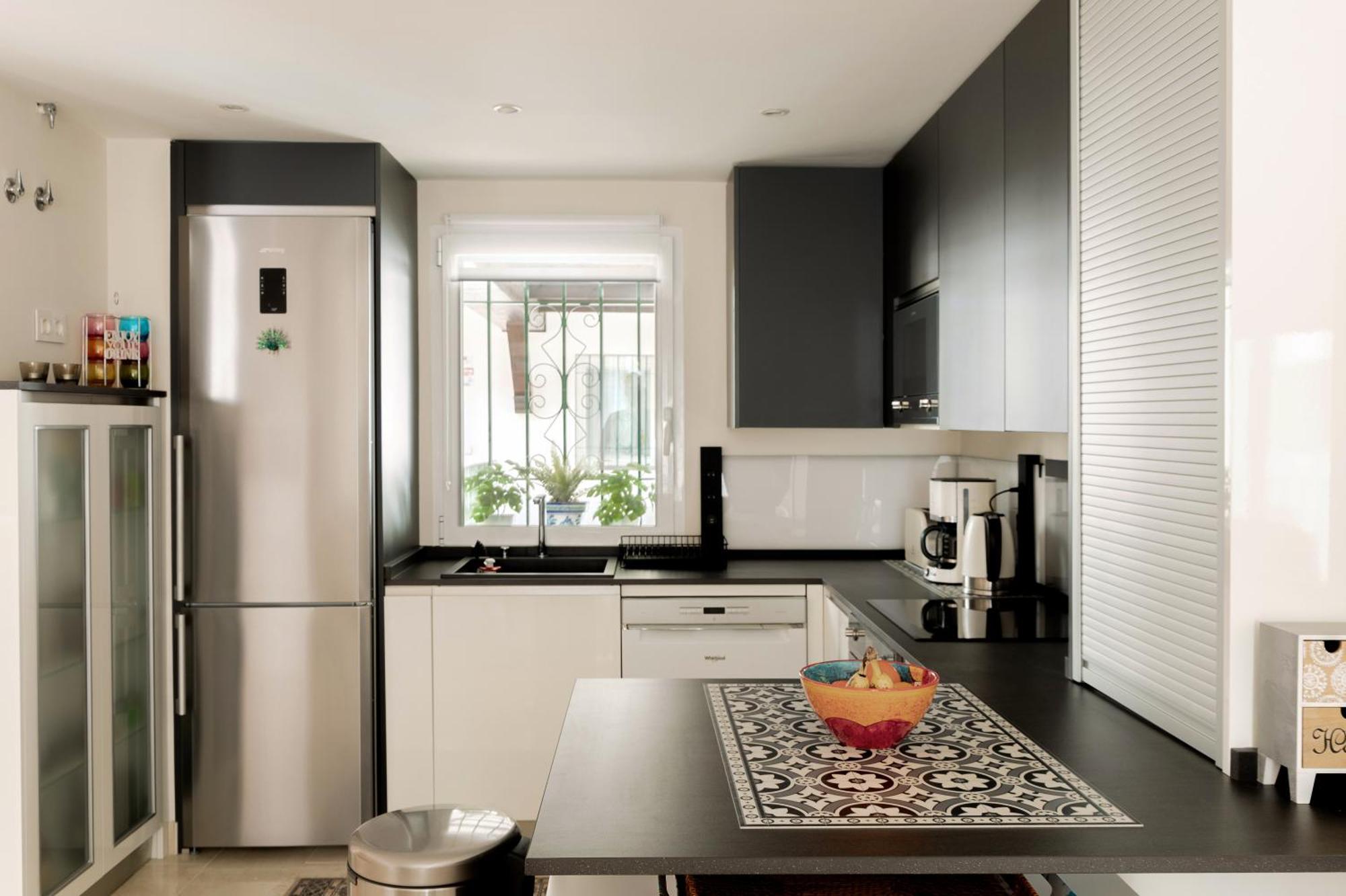 Elegant Marbella Apartment, 5-pool Oasis, Sunlit Terrace, Garage * Estepona
