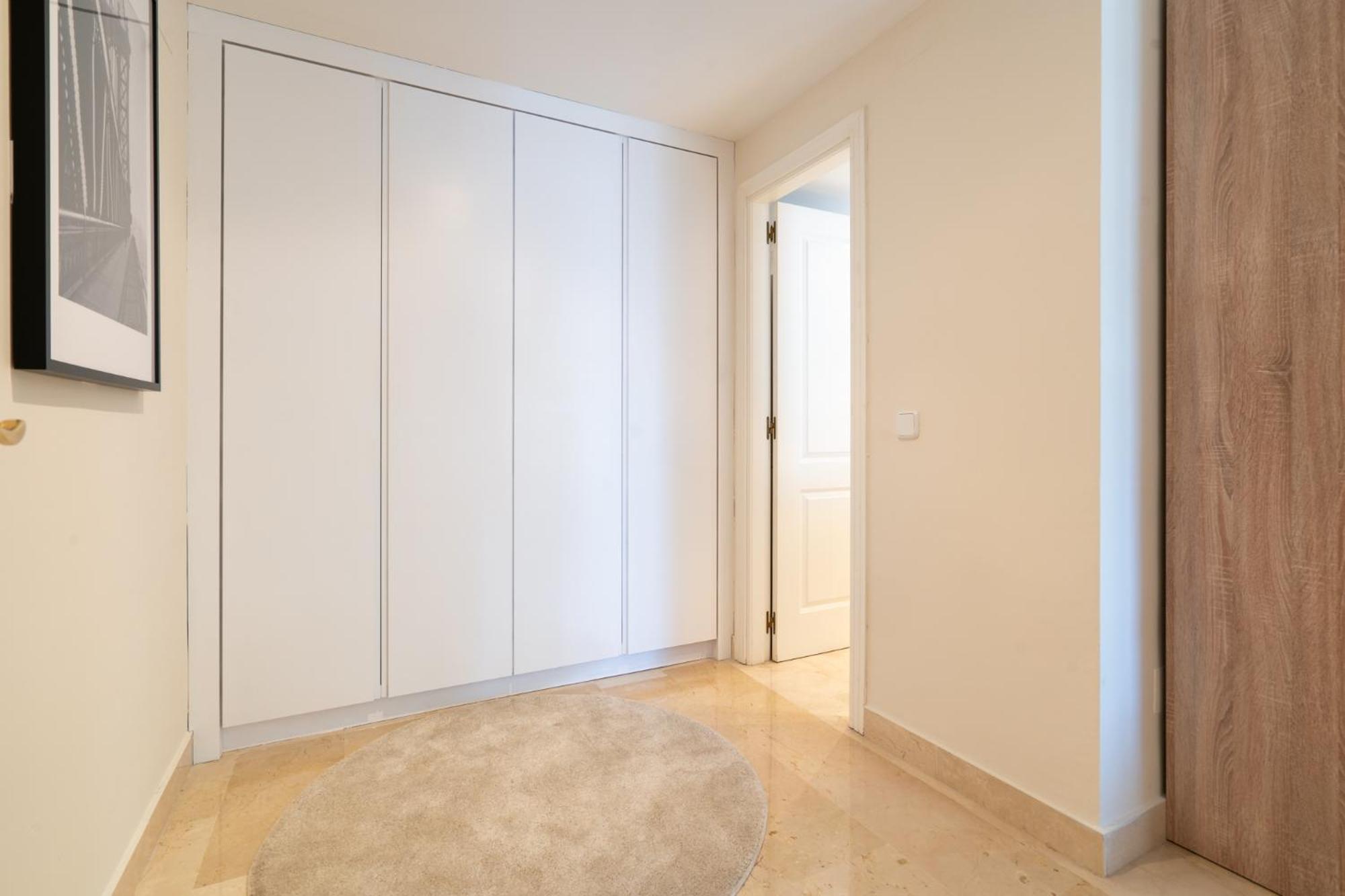Elegant Marbella Apartment, 5-pool Oasis, Sunlit Terrace, Garage
