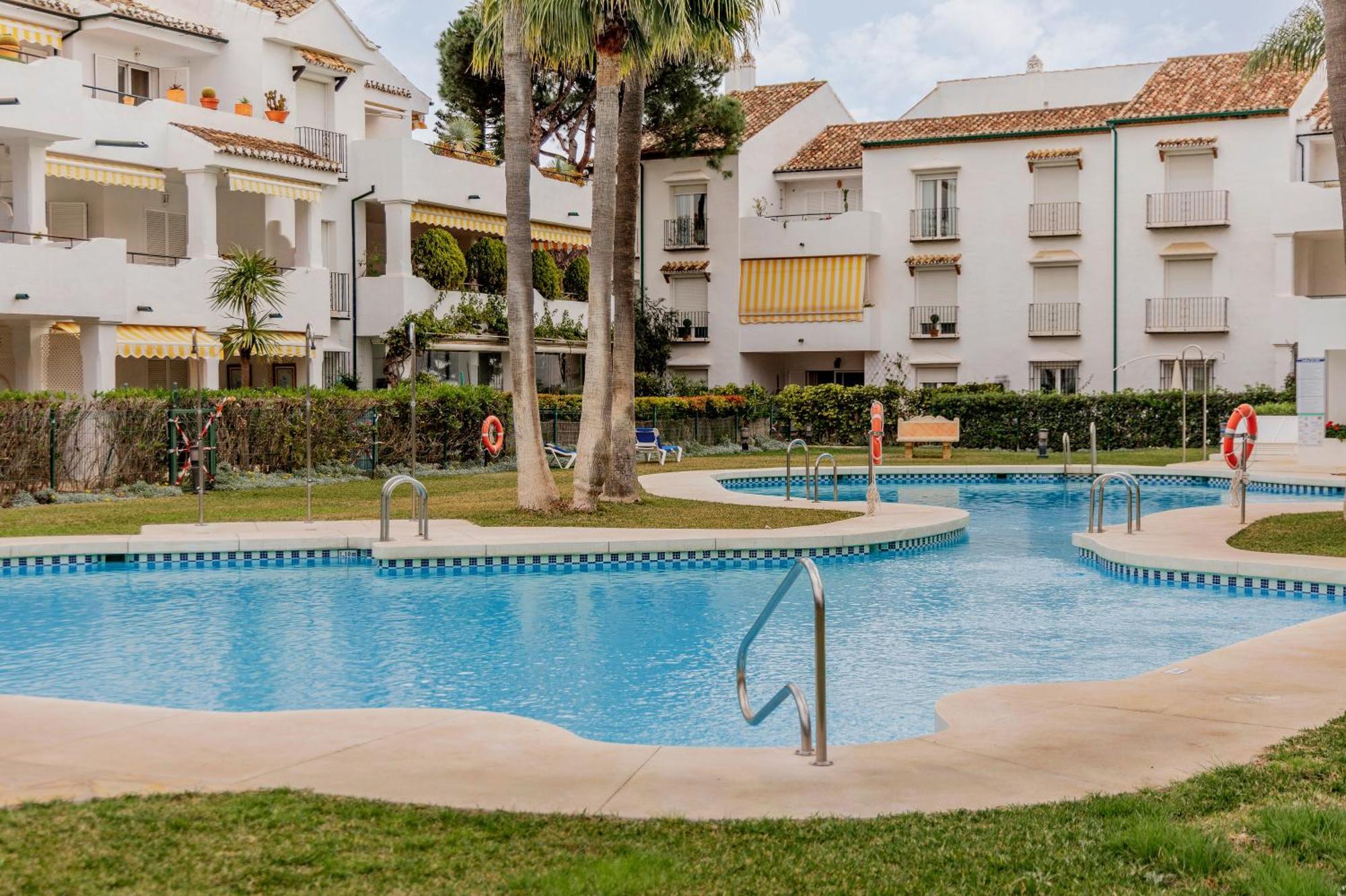 Elegant Marbella Apartment, 5-pool Oasis, Sunlit Terrace, Garage * Estepona