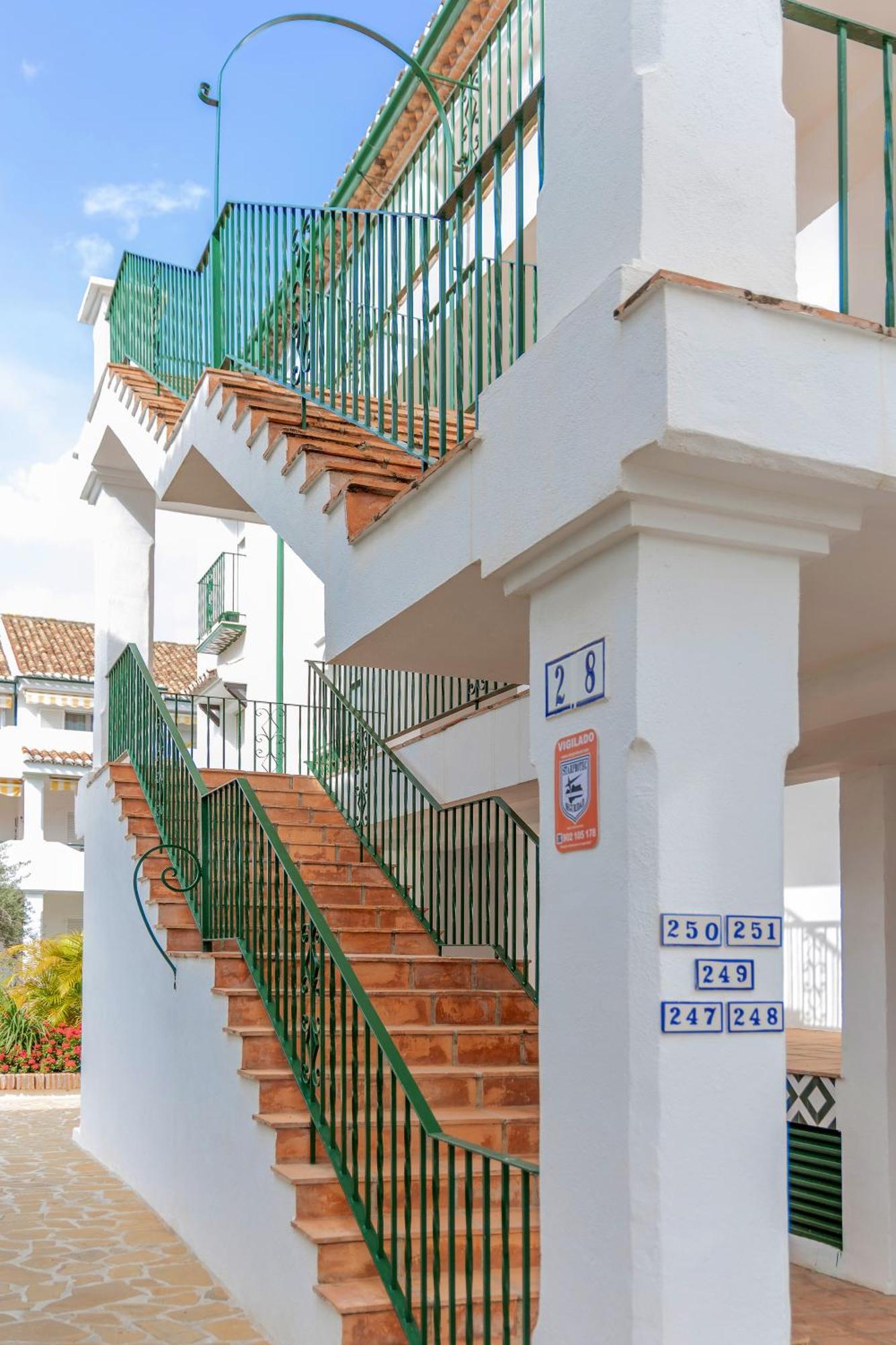 Elegant Marbella Apartment, 5-pool Oasis, Sunlit Terrace, Garage Appartement Estepona