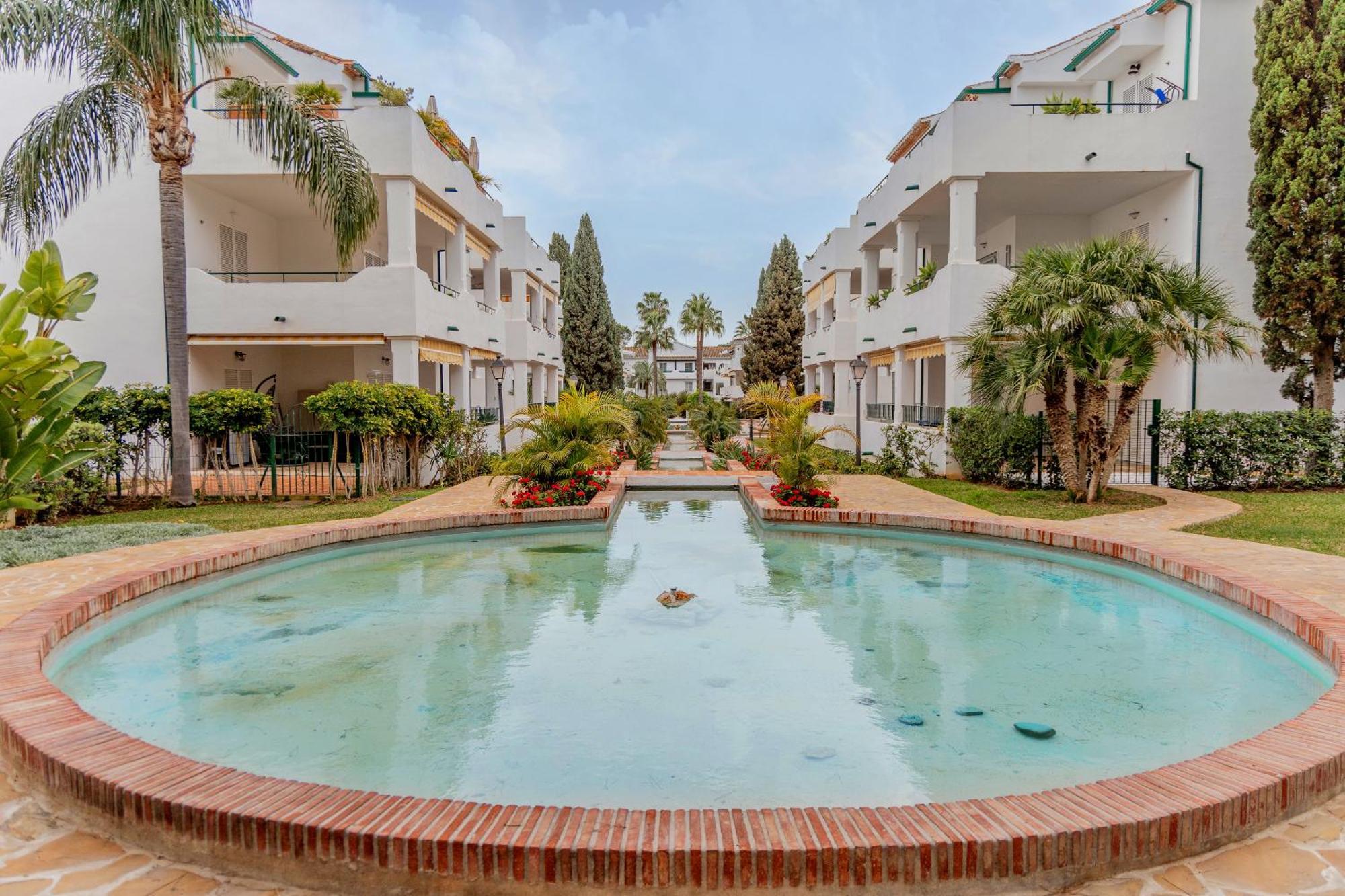Elegant Marbella Apartment, 5-pool Oasis, Sunlit Terrace, Garage * Estepona