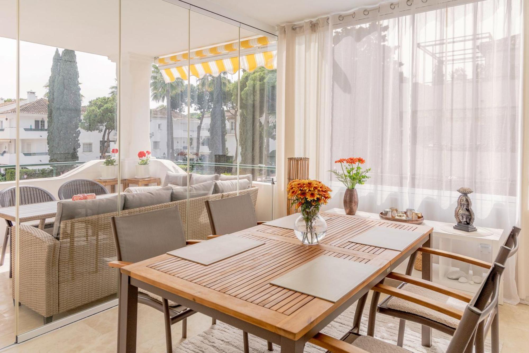Elegant Marbella Apartment, 5-pool Oasis, Sunlit Terrace, Garage *