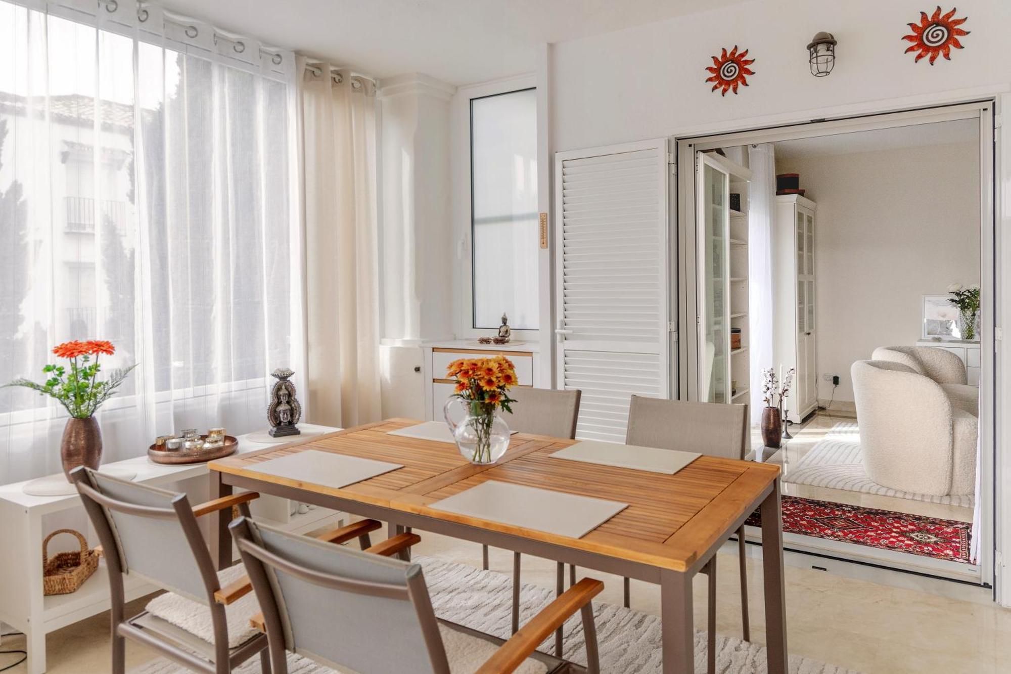 Elegant Marbella Apartment, 5-pool Oasis, Sunlit Terrace, Garage