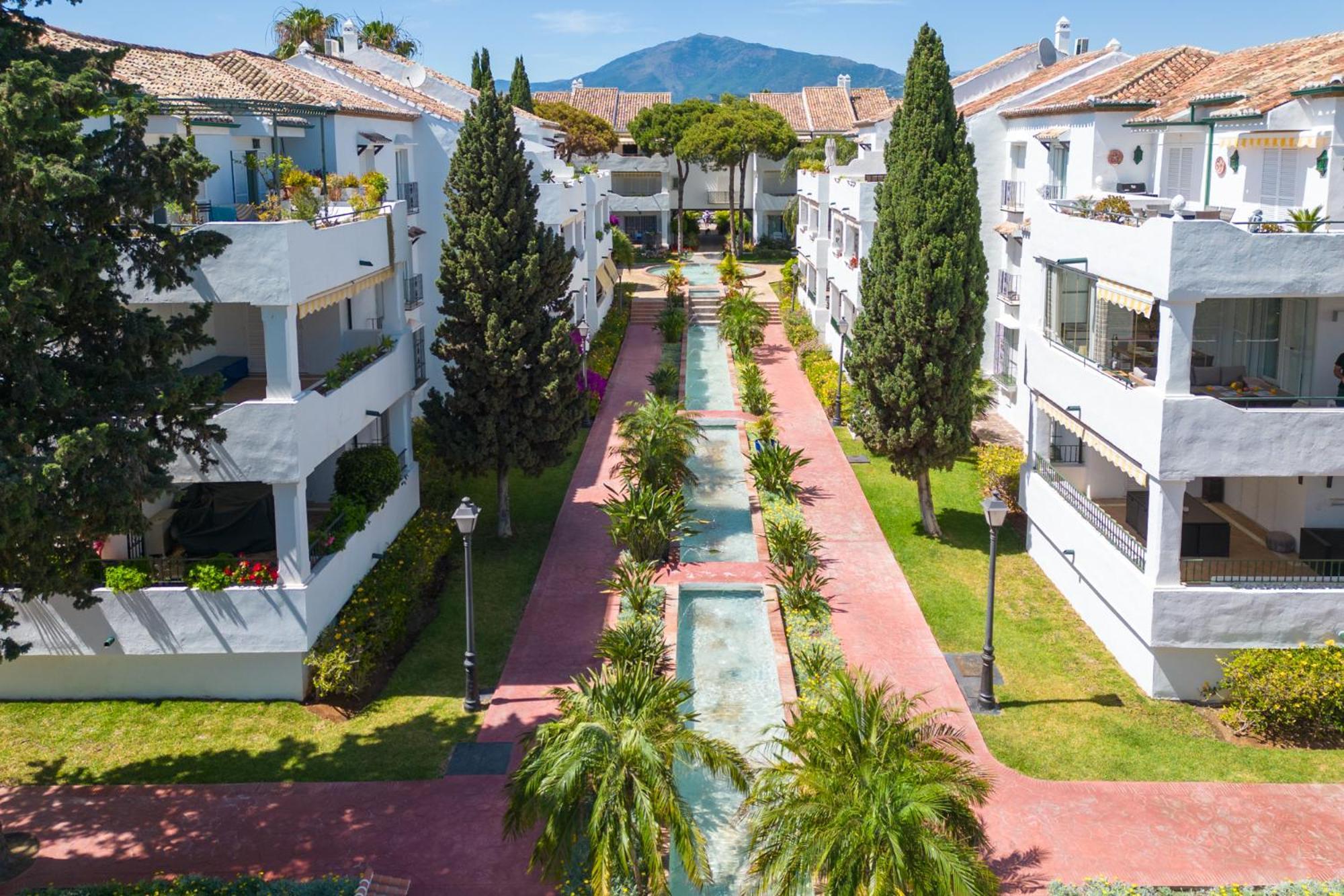 Elegant Marbella Apartment, 5-pool Oasis, Sunlit Terrace, Garage Appartement *