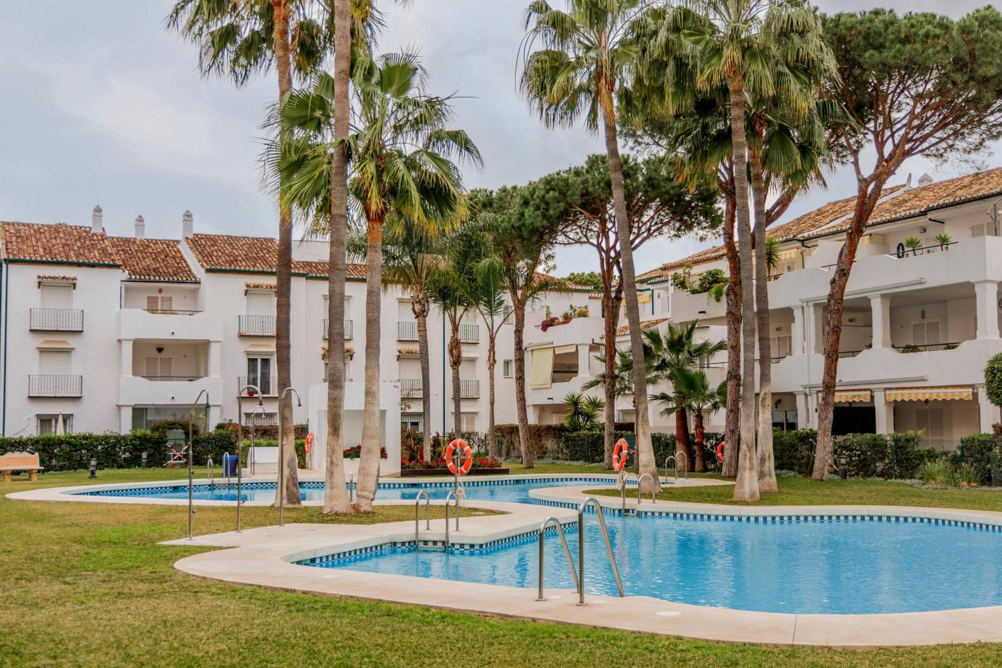 Elegant Marbella Apartment, 5-pool Oasis, Sunlit Terrace, Garage