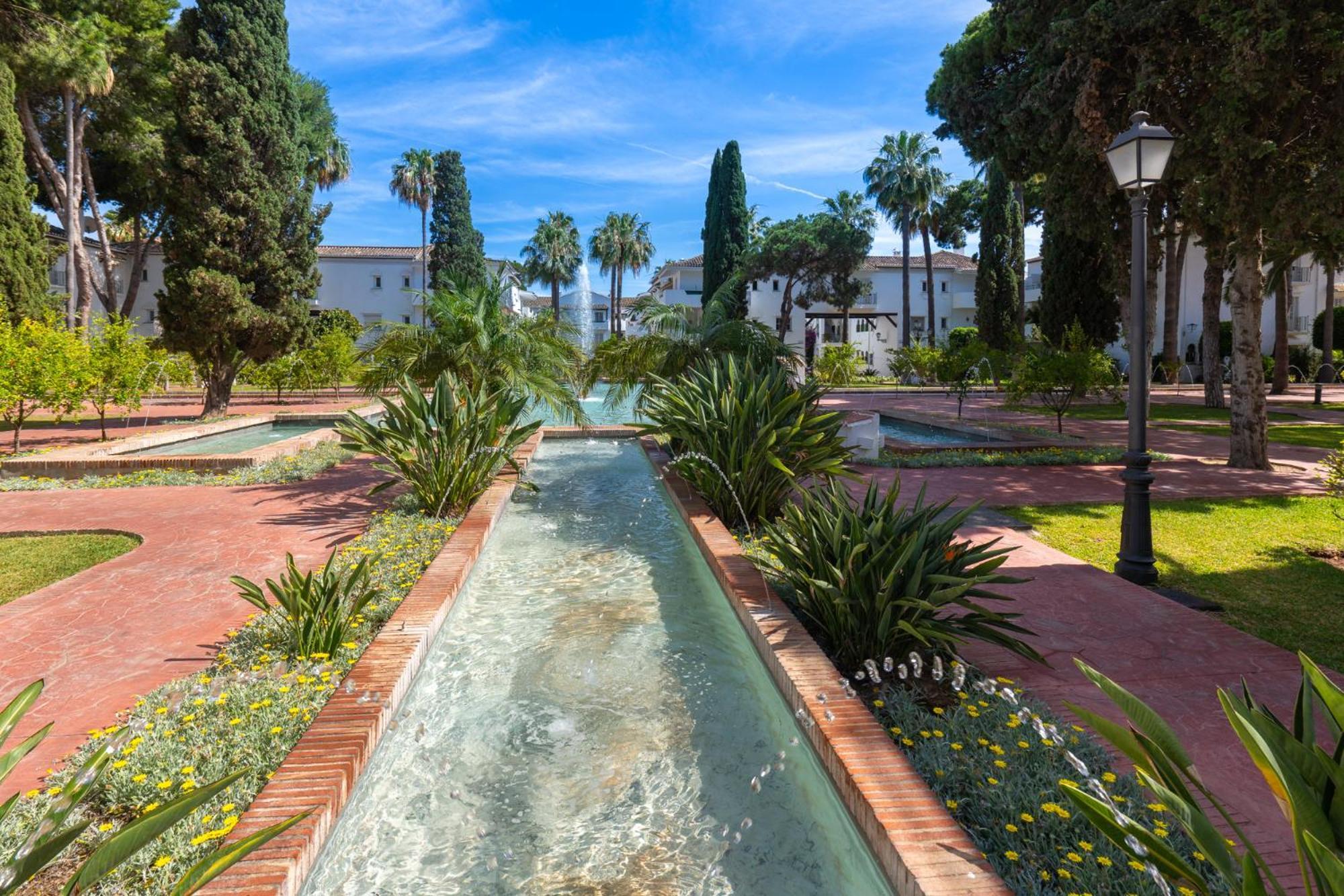Elegant Marbella Apartment, 5-pool Oasis, Sunlit Terrace, Garage Appartement Estepona