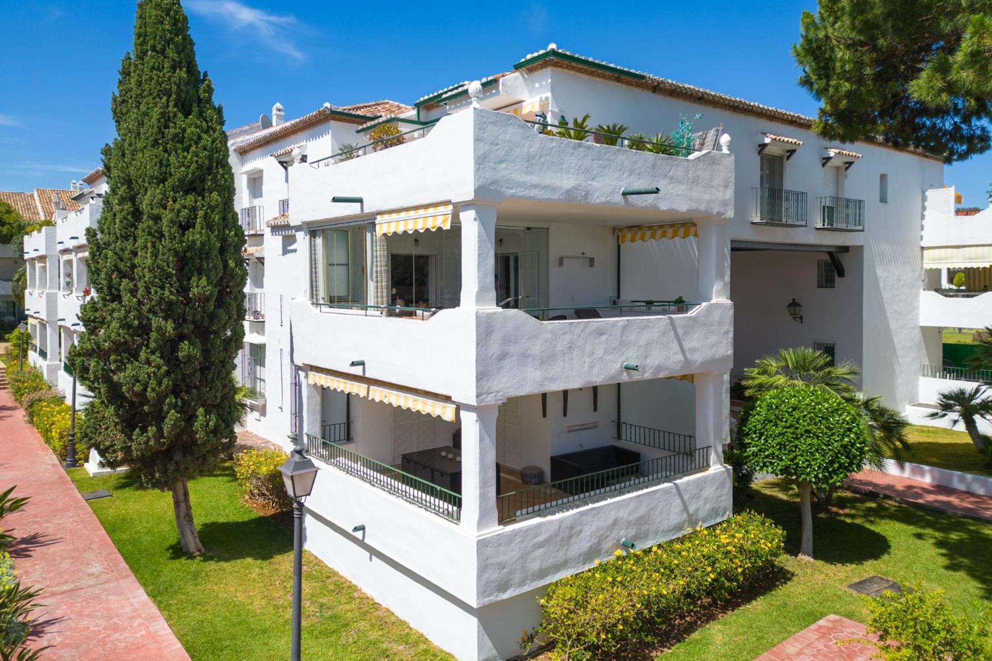 Elegant Marbella Apartment, 5-pool Oasis, Sunlit Terrace, Garage Estepona