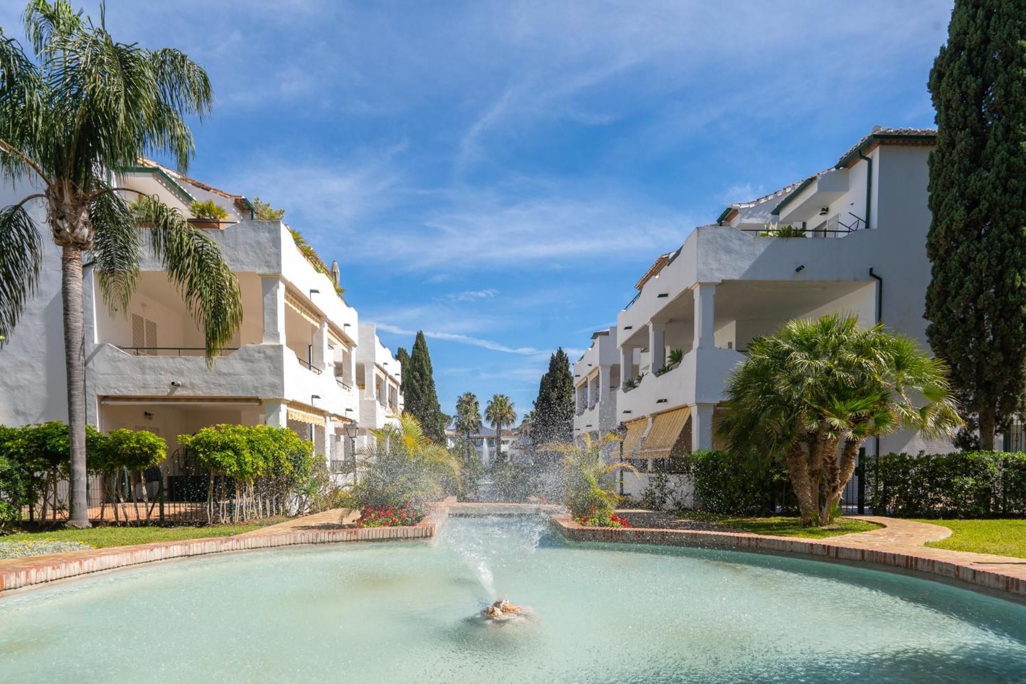 Elegant Marbella Apartment, 5-pool Oasis, Sunlit Terrace, Garage * Estepona
