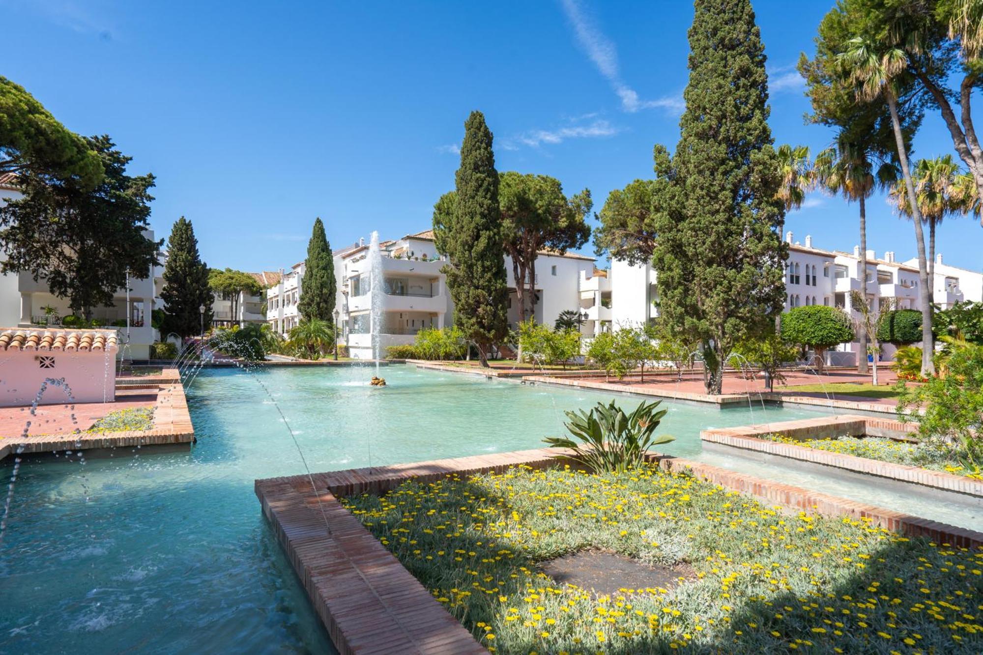 Elegant Marbella Apartment, 5-pool Oasis, Sunlit Terrace, Garage