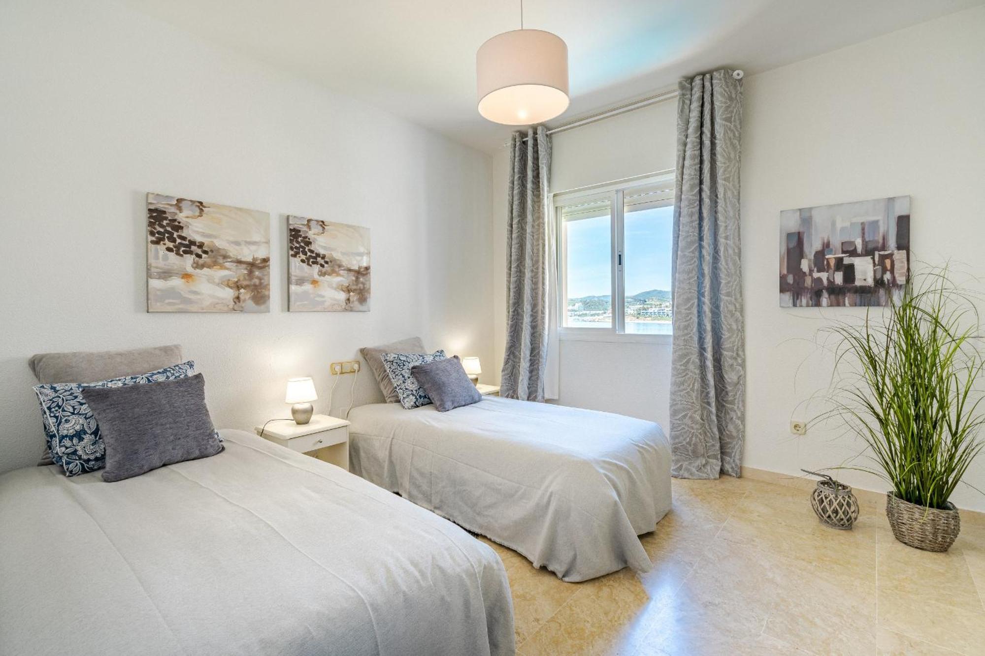 39 Front Row Panoramic Sea View *