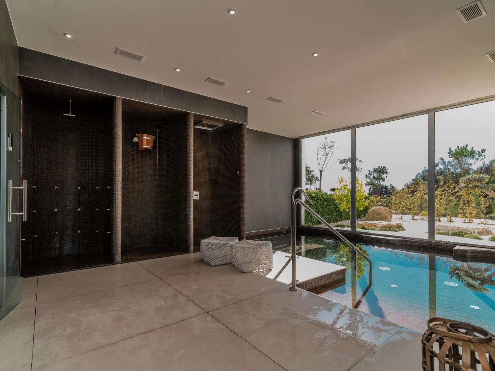 Vacation Marbella I Live On The Edge Of The Sea, New Beachfront Condo, Padel Courts, Gym, Sauna, Luxury And 24-7 Security *