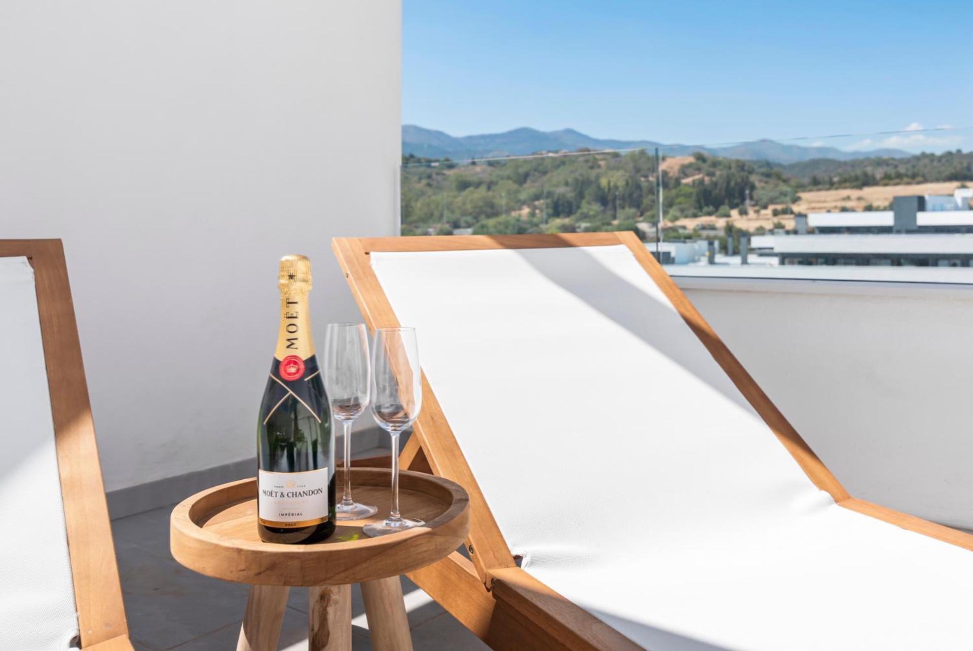 Sunny Terrace Penthouse Apartment *