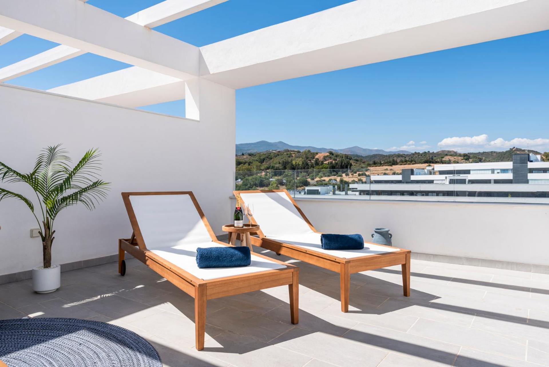 Sunny Terrace Penthouse Apartment *