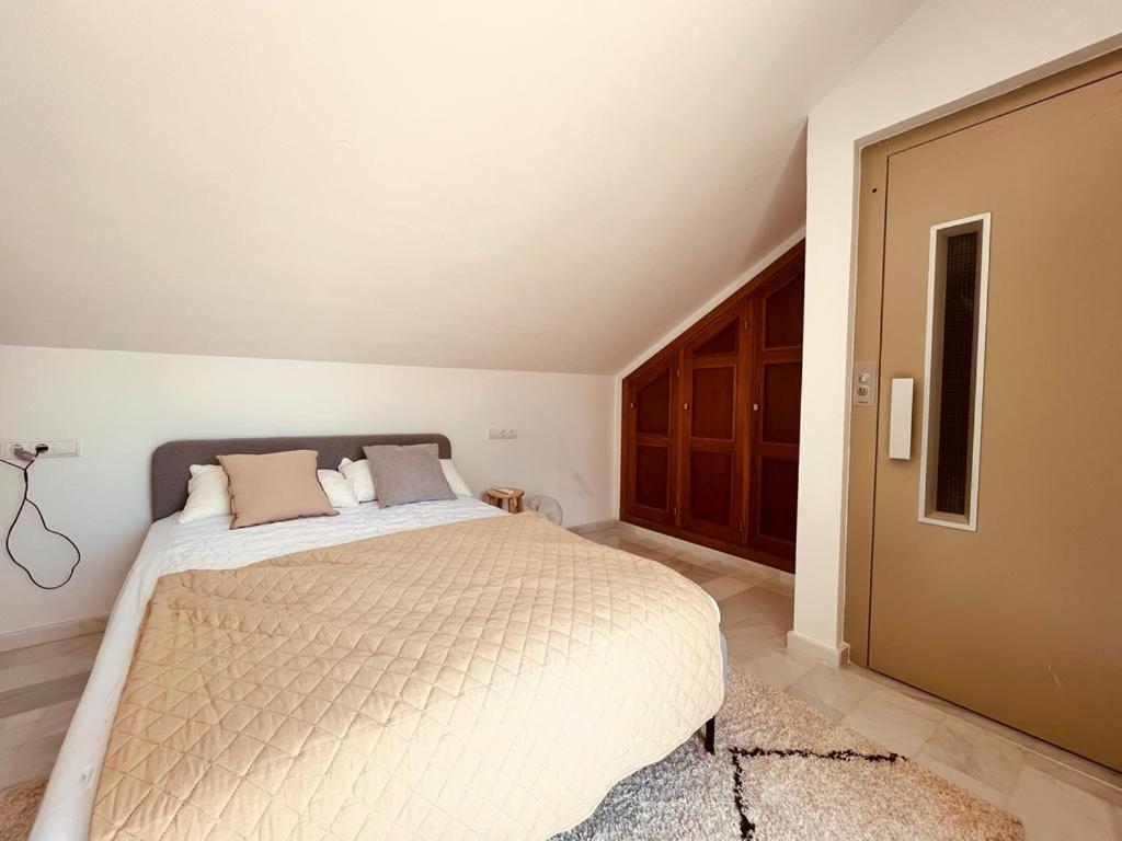 West Townhouse Lobon