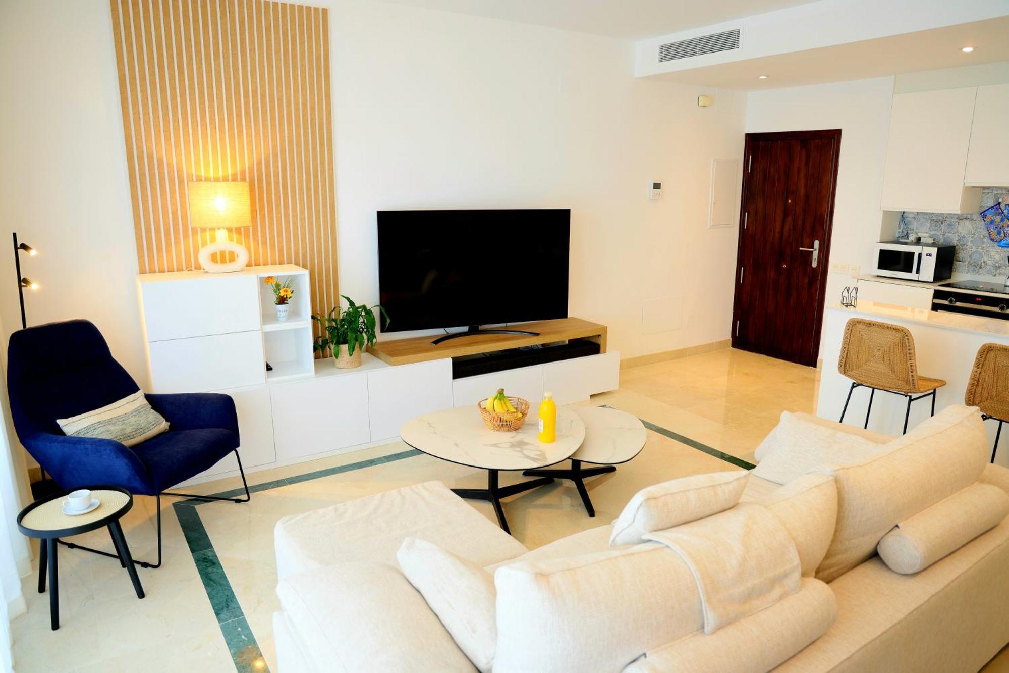 Modern Three Bedroom Apart- 6 Pools- Gym -sun 482 *