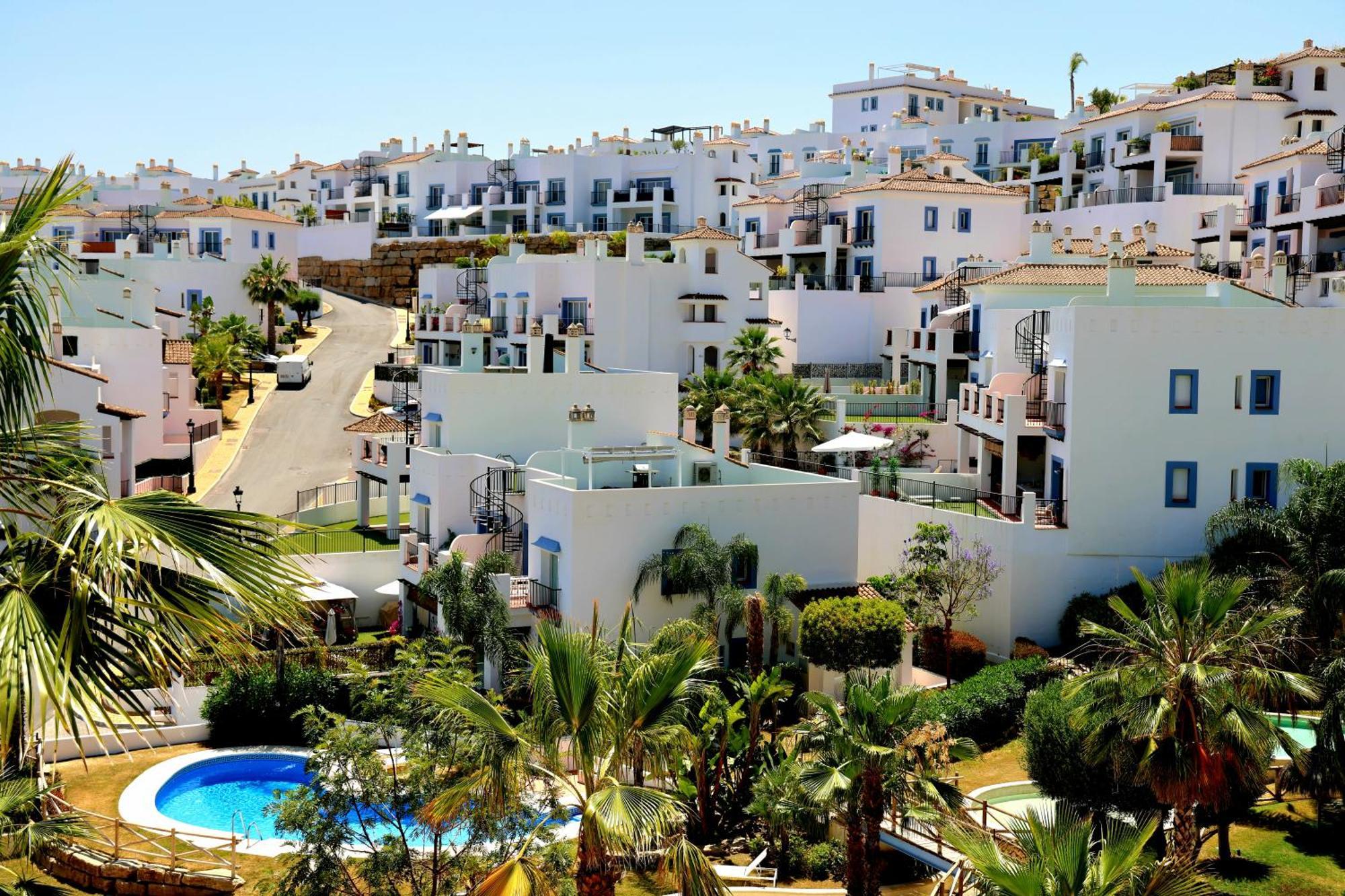 Apartment Modern Three Bedroom Apart- 6 Pools- Gym -sun 482