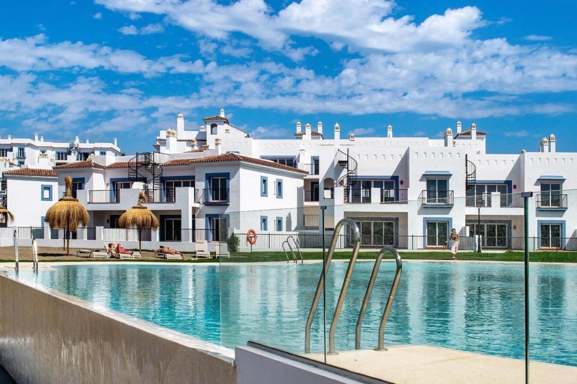 Apartment Modern Three Bedroom Apart- 6 Pools- Gym -sun 482