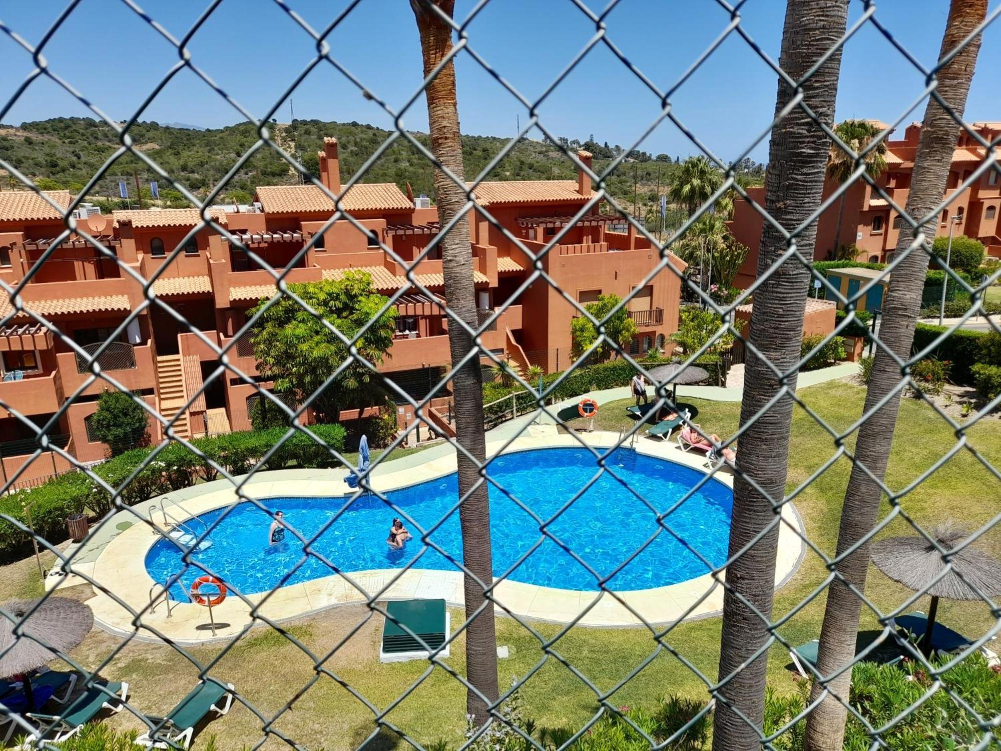 Costa Galera Con Piscinas Jardin Y Un Bano Cercano A La Playa