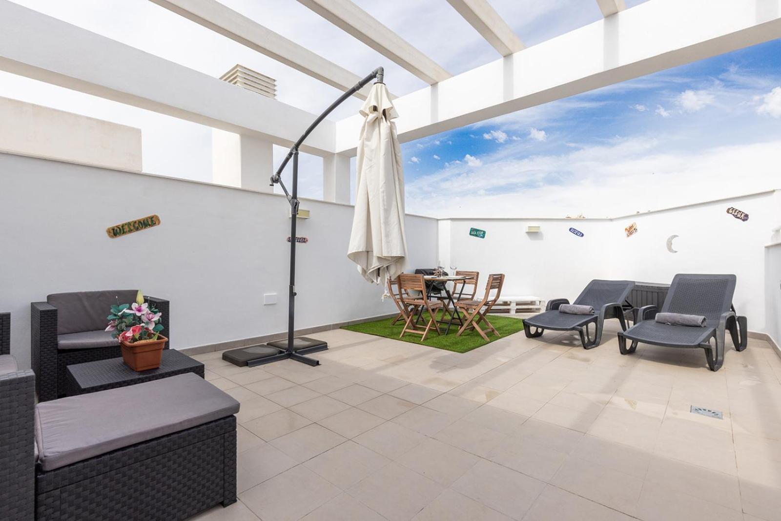 Terrace, Parking & Pool Apartment *
