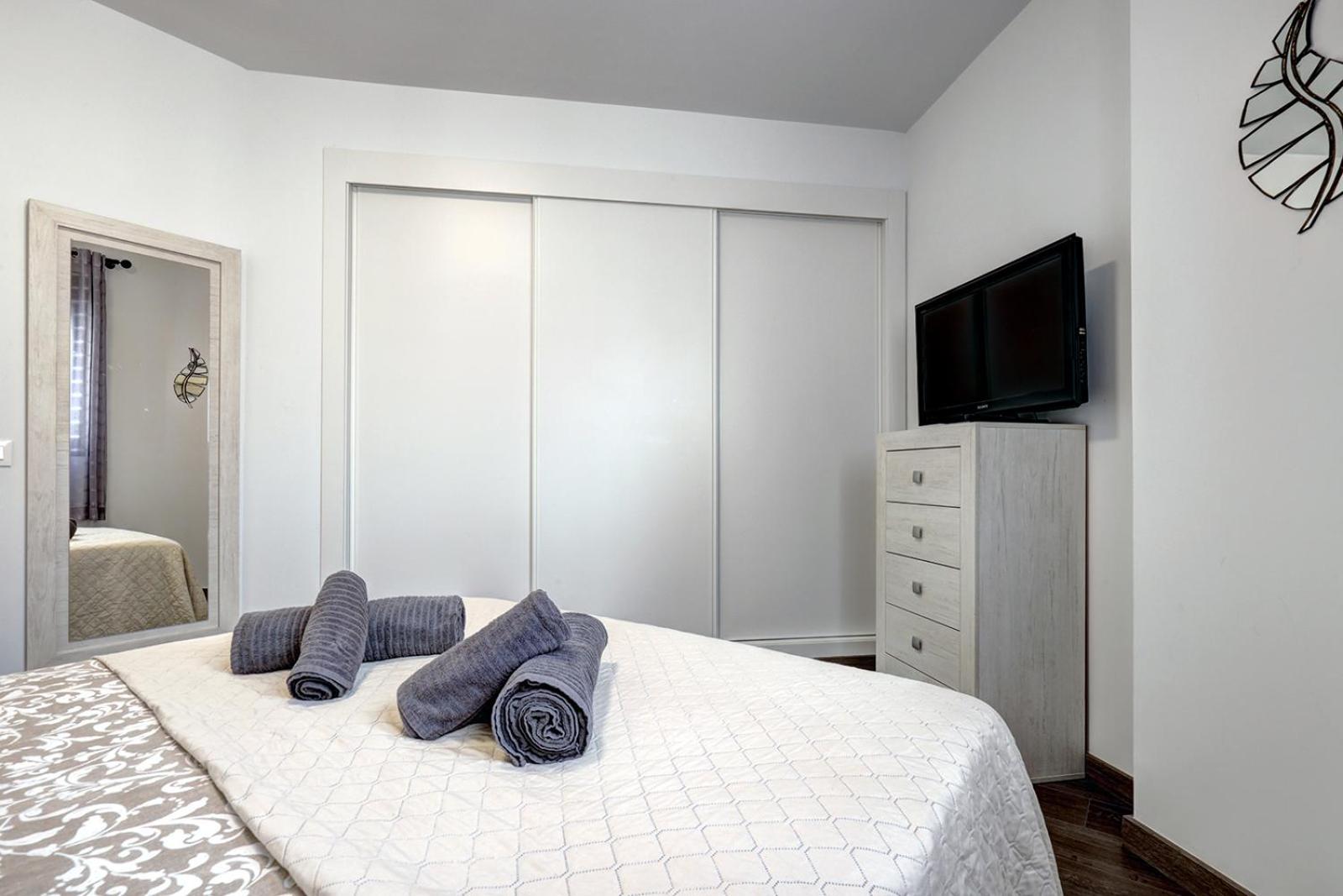 Terrace, Parking & Pool Apartment *
