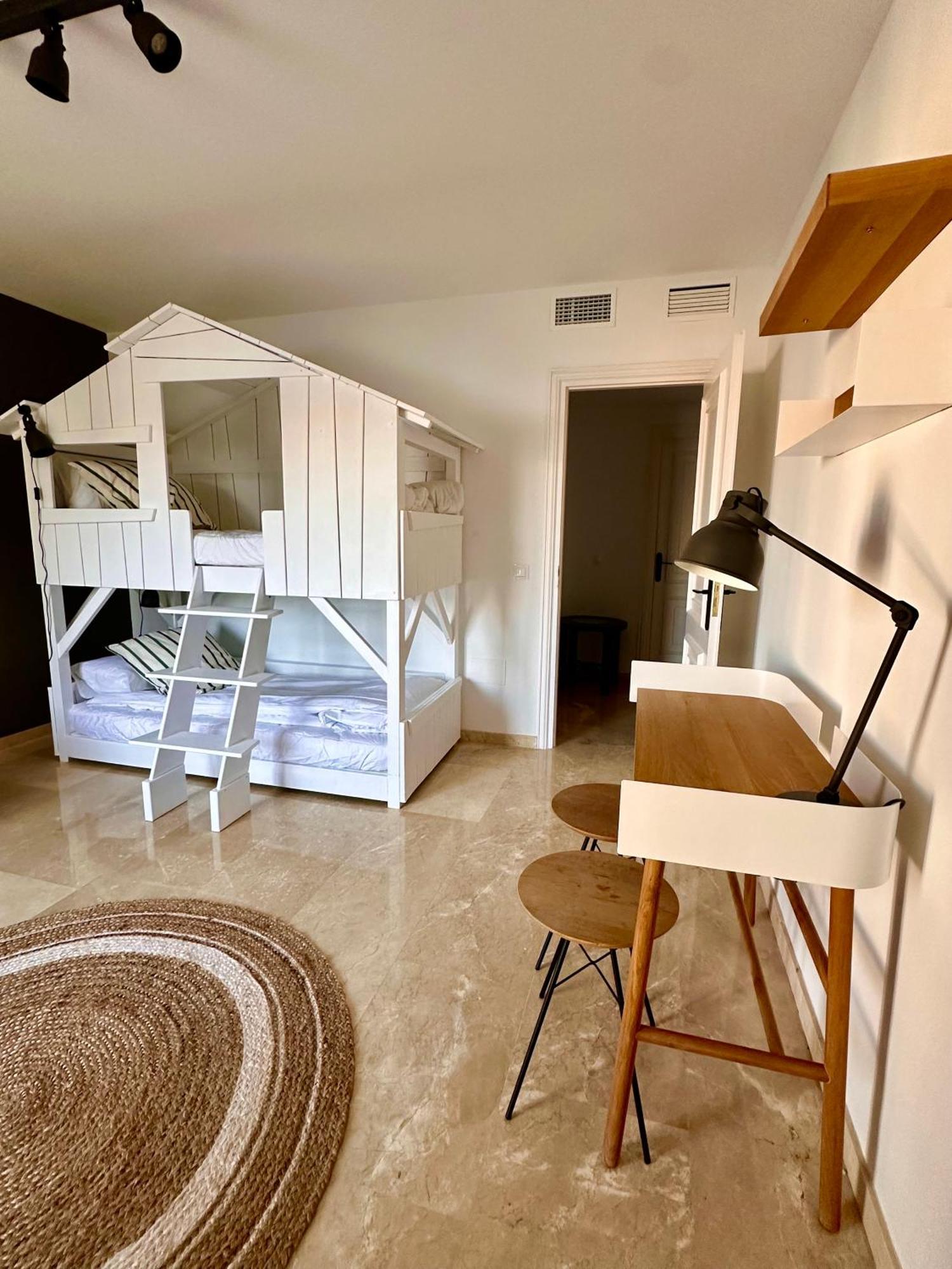 Magnifique Town House 2 Ch , 2 Sdb Sur Un Golf Estepona