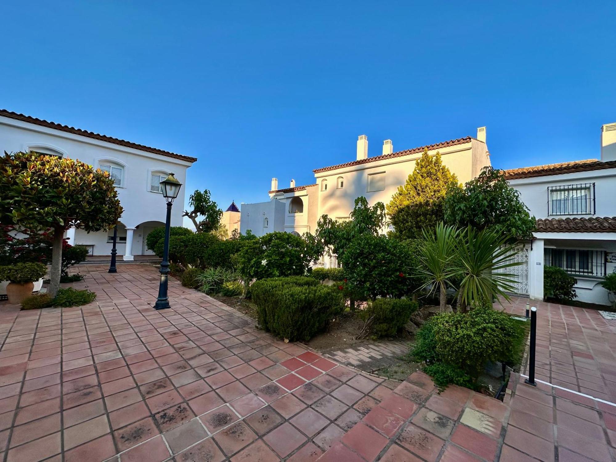 Magnifique Town House 2 Ch , 2 Sdb Sur Un Golf Estepona