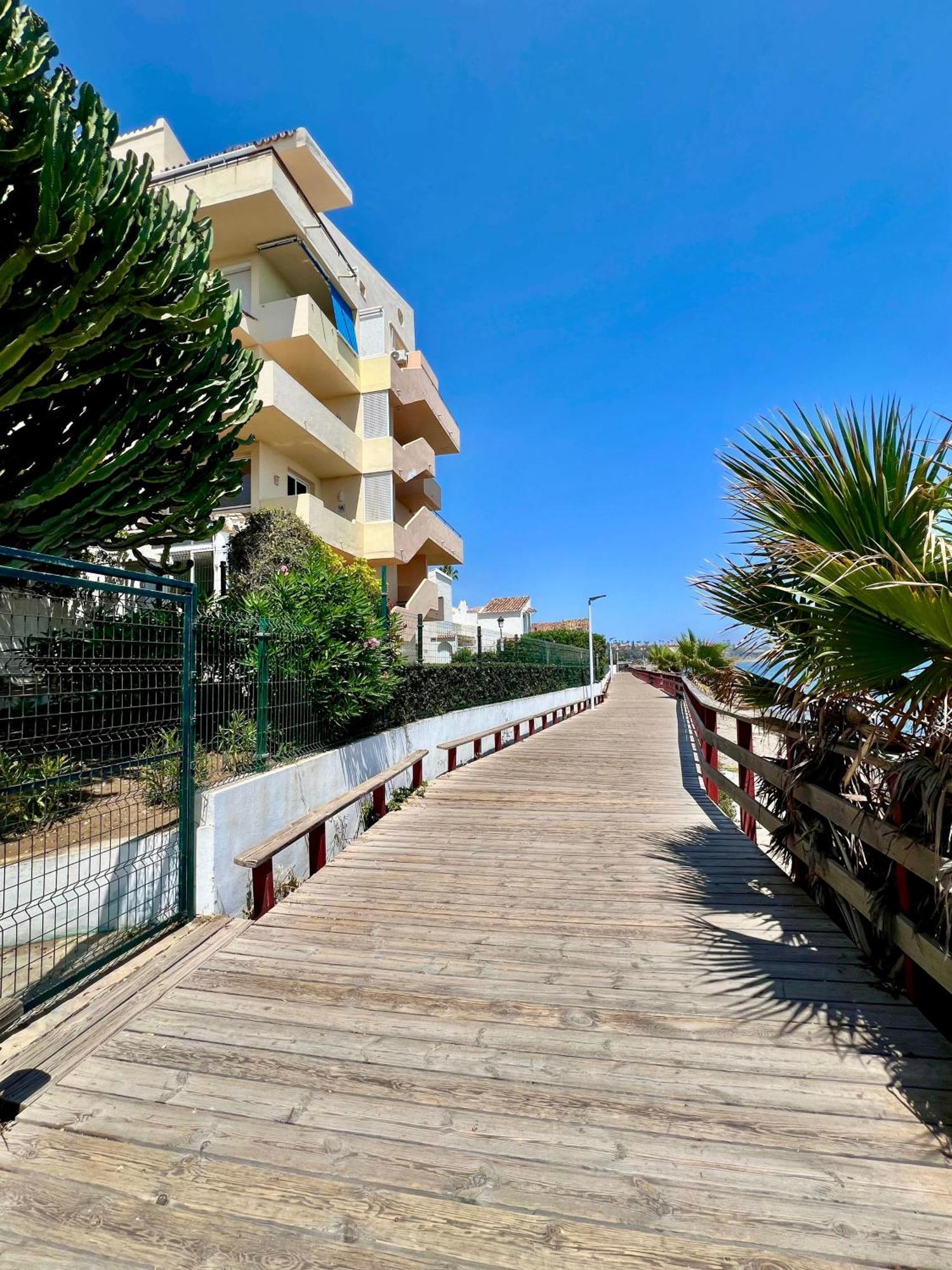 Buenti First Line Apartment