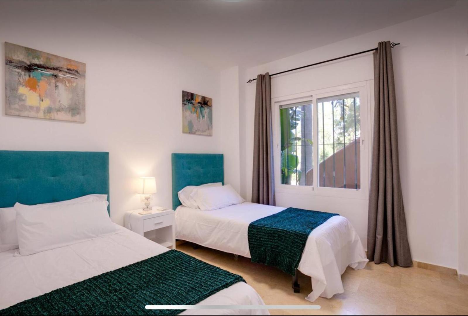 No1 - Beachfront Estepona, Close To Port, 2 Bedroom, 2 Bathroom, Sleeps 5 Appartement Estepona