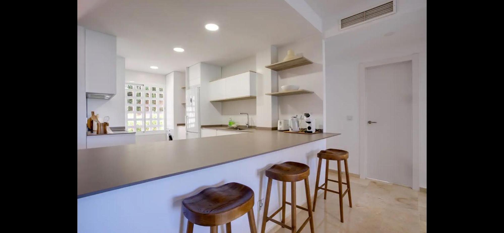 Apartment No10 - Beachfront Close To Port, 2 Bedroom, 2 Bathroom, Sleeps 5