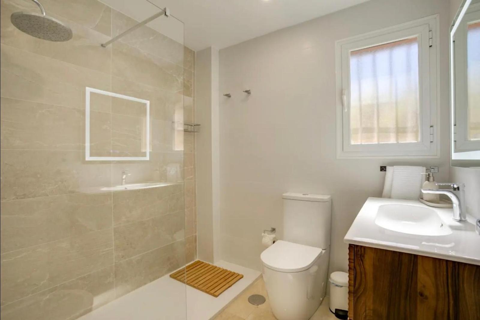 No10 - Beachfront Close To Port, 2 Bedroom, 2 Bathroom, Sleeps 5 *