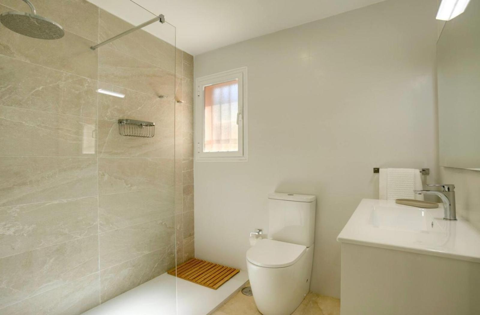 No10 - Beachfront Close To Port, 2 Bedroom, 2 Bathroom, Sleeps 5 Estepona