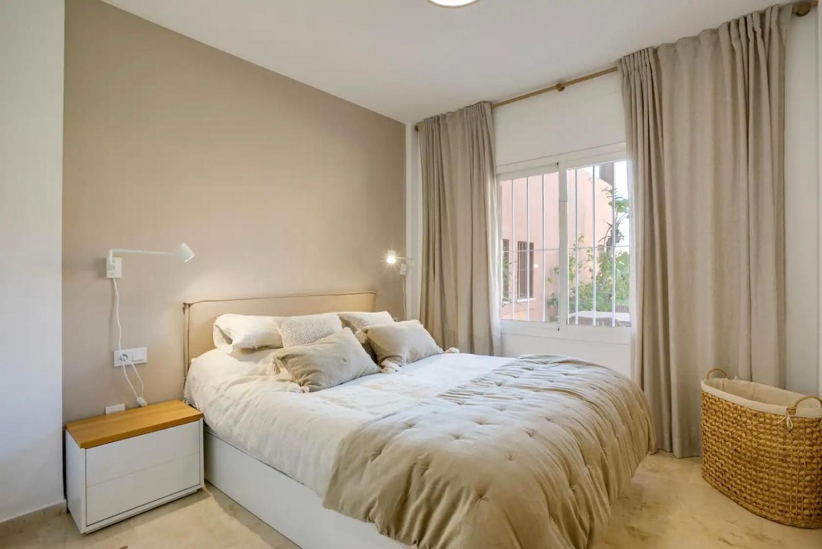 Apartment No10 - Beachfront Close To Port, 2 Bedroom, 2 Bathroom, Sleeps 5