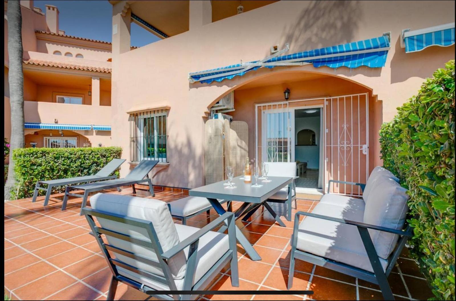 No1 - Beachfront Estepona, Close To Port, 2 Bedroom, 2 Bathroom, Sleeps 5 Appartement