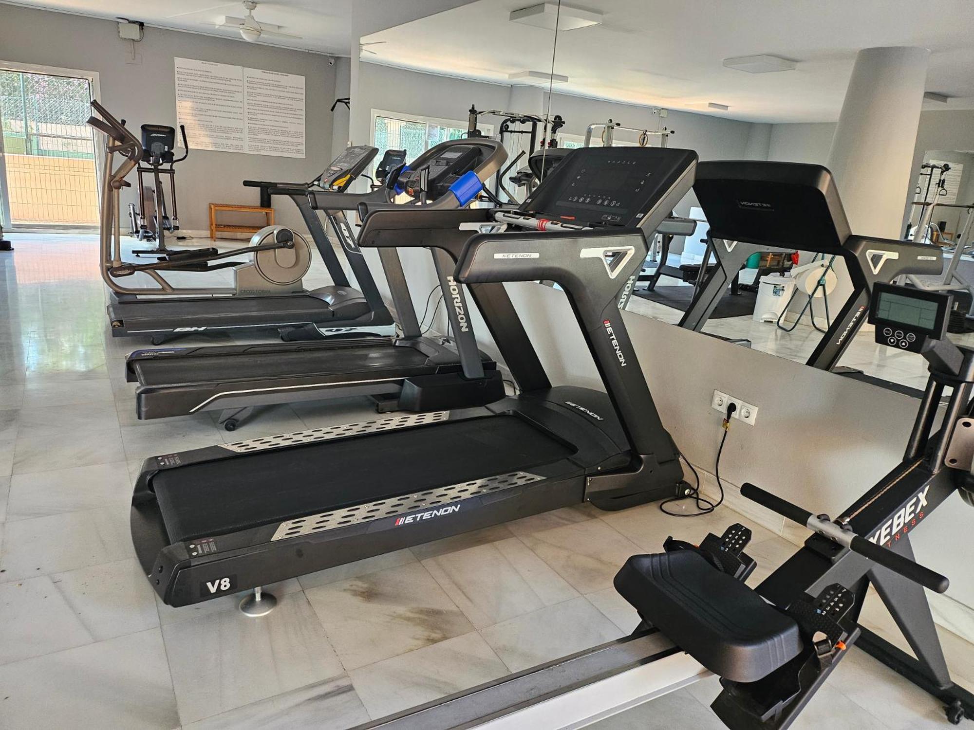 Modern 2br Second Line Marbella Beach, Pools And Paddle Appartement *