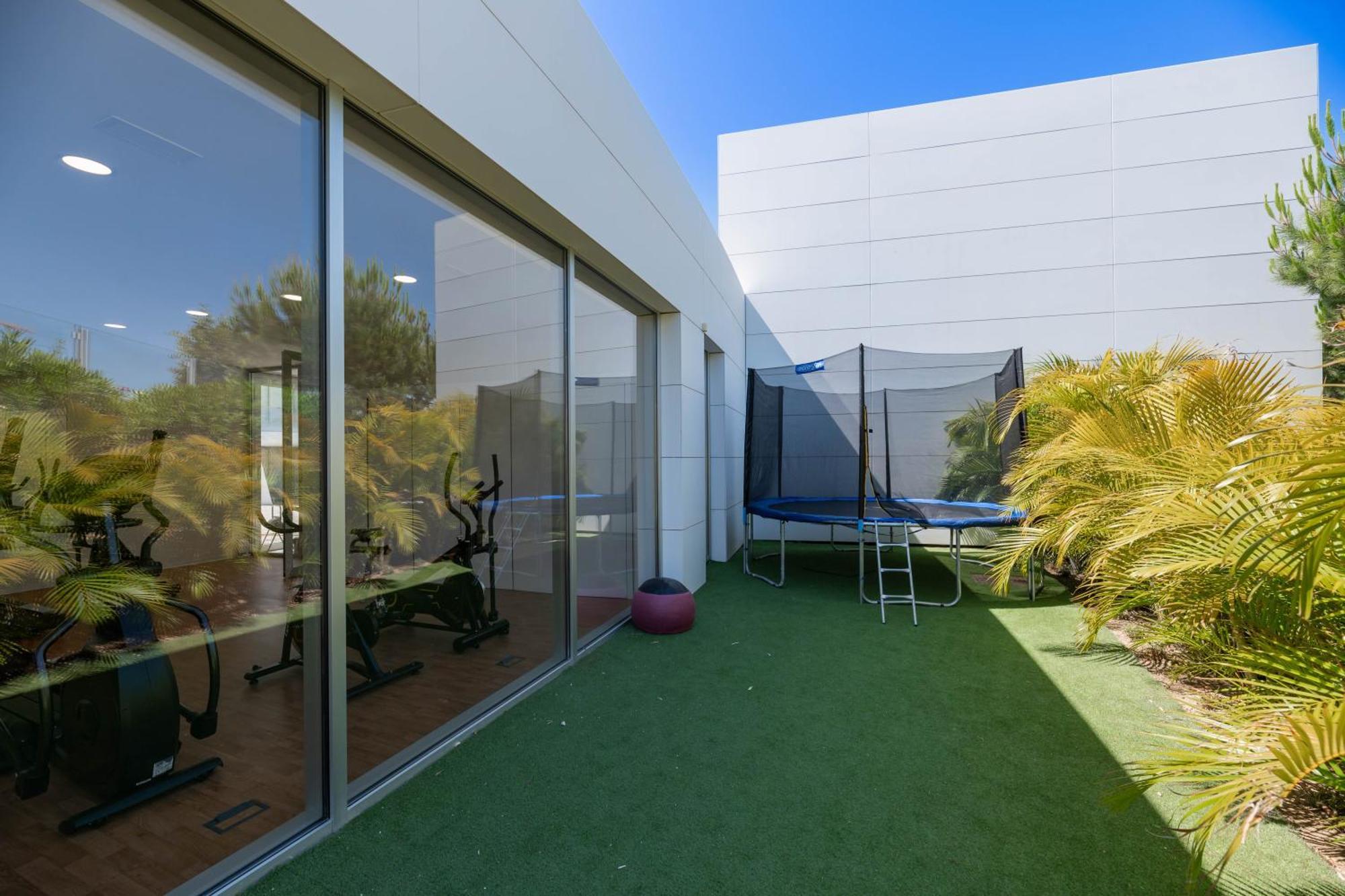 Edge Luxury Beachfront 2br With 3 Pools, Wellness, Gym Apartment