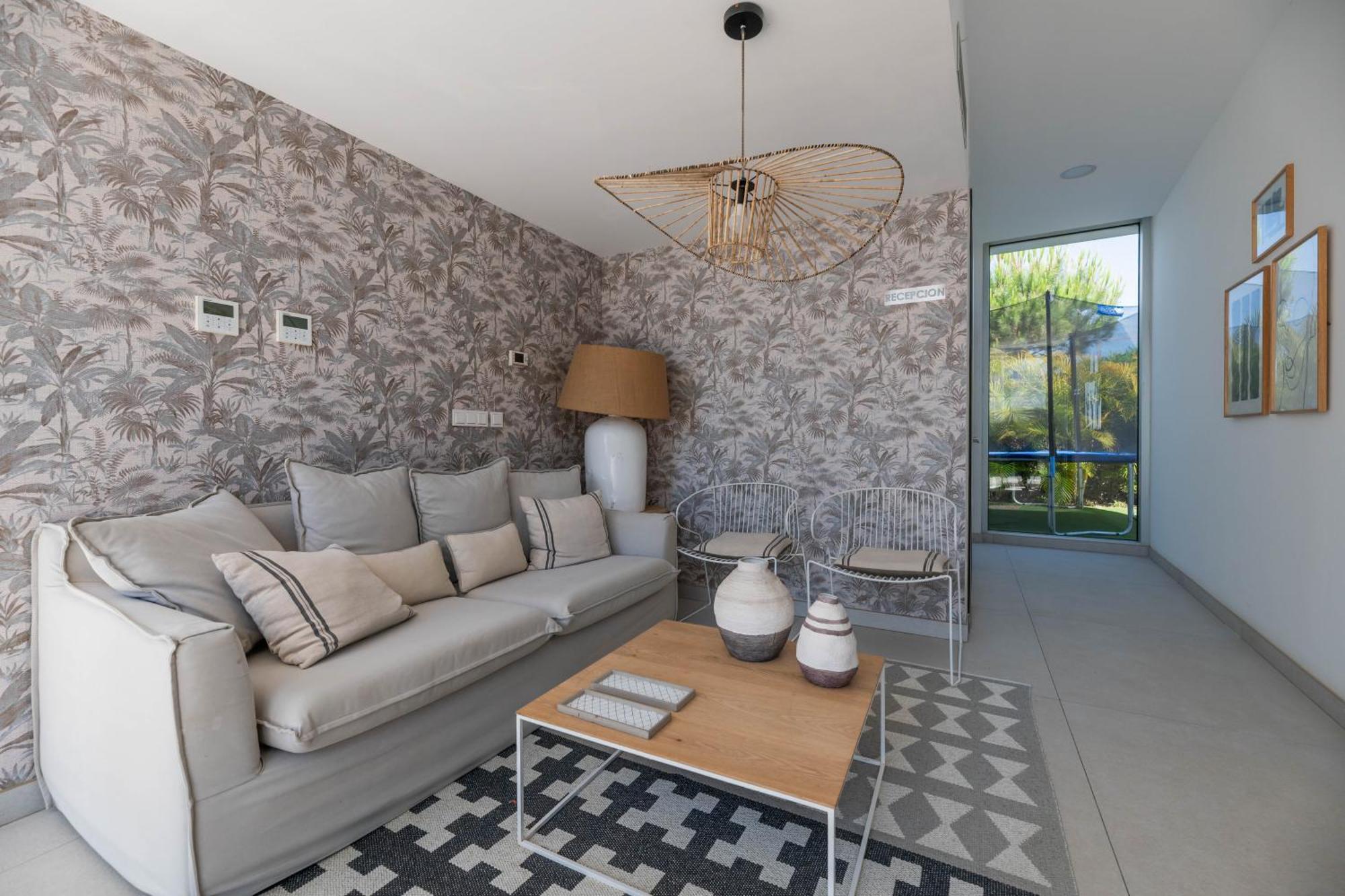 Edge Luxury Beachfront 2br With 3 Pools, Wellness, Gym Estepona
