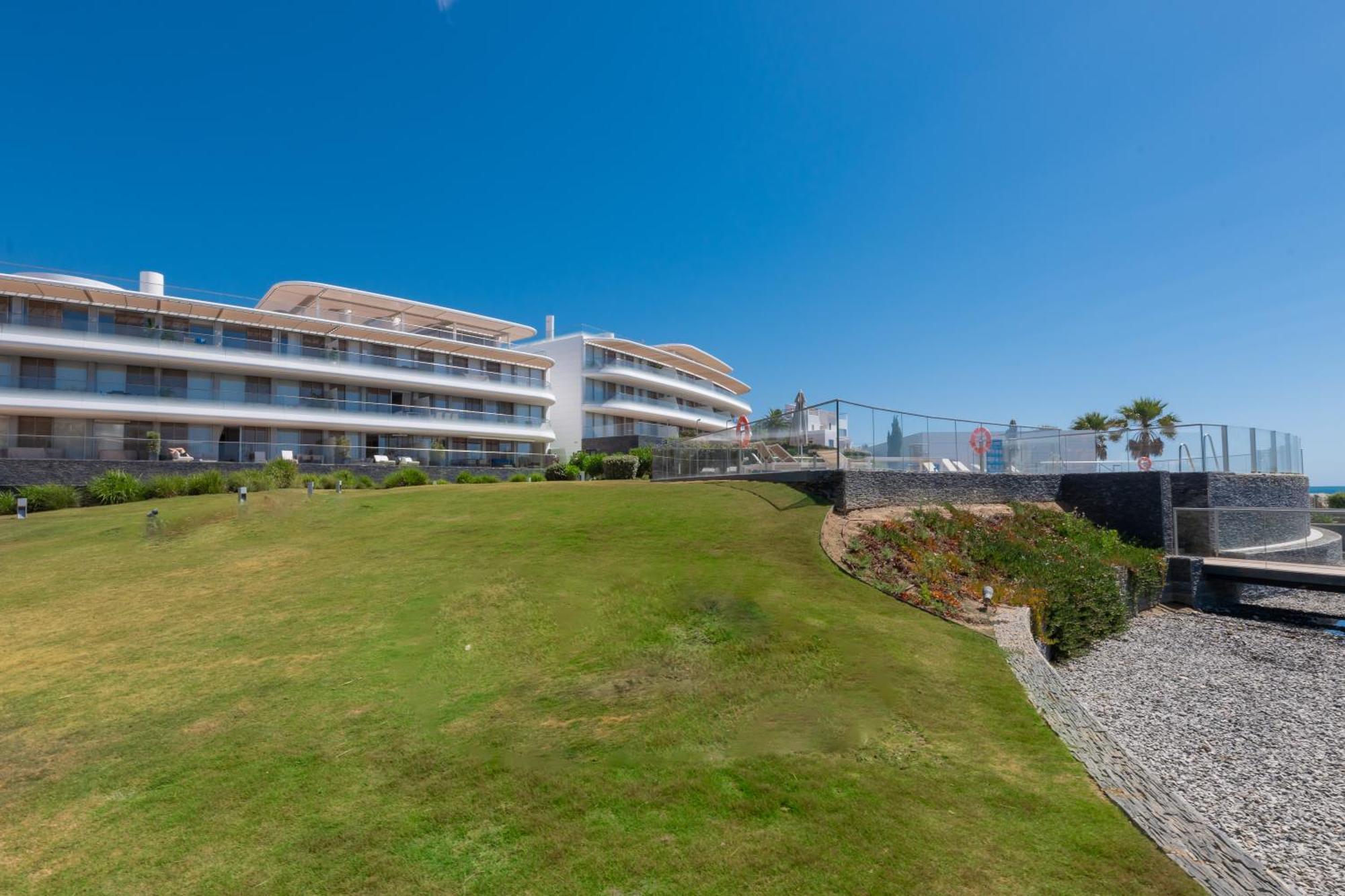 Edge Luxury Beachfront 2br With 3 Pools, Wellness, Gym