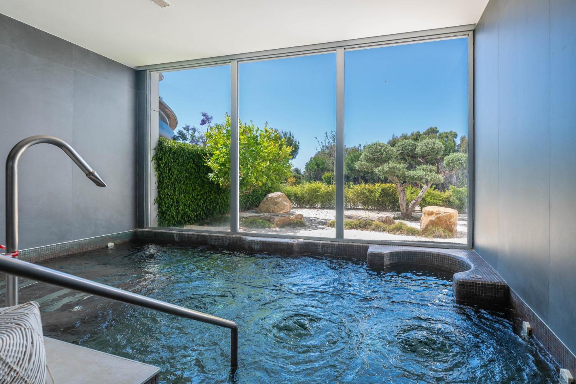 Edge Luxury Beachfront 2br With 3 Pools, Wellness, Gym Apartment